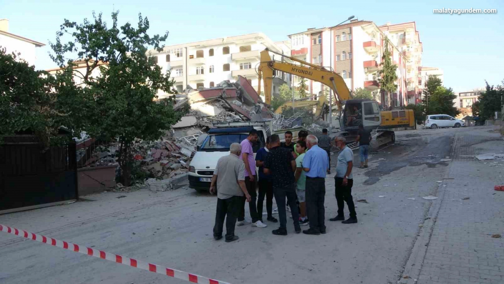 Malatya'da 'Bina çöktü, iş makinesi altında kaldı' ihbarı polisi alarma geçirdi