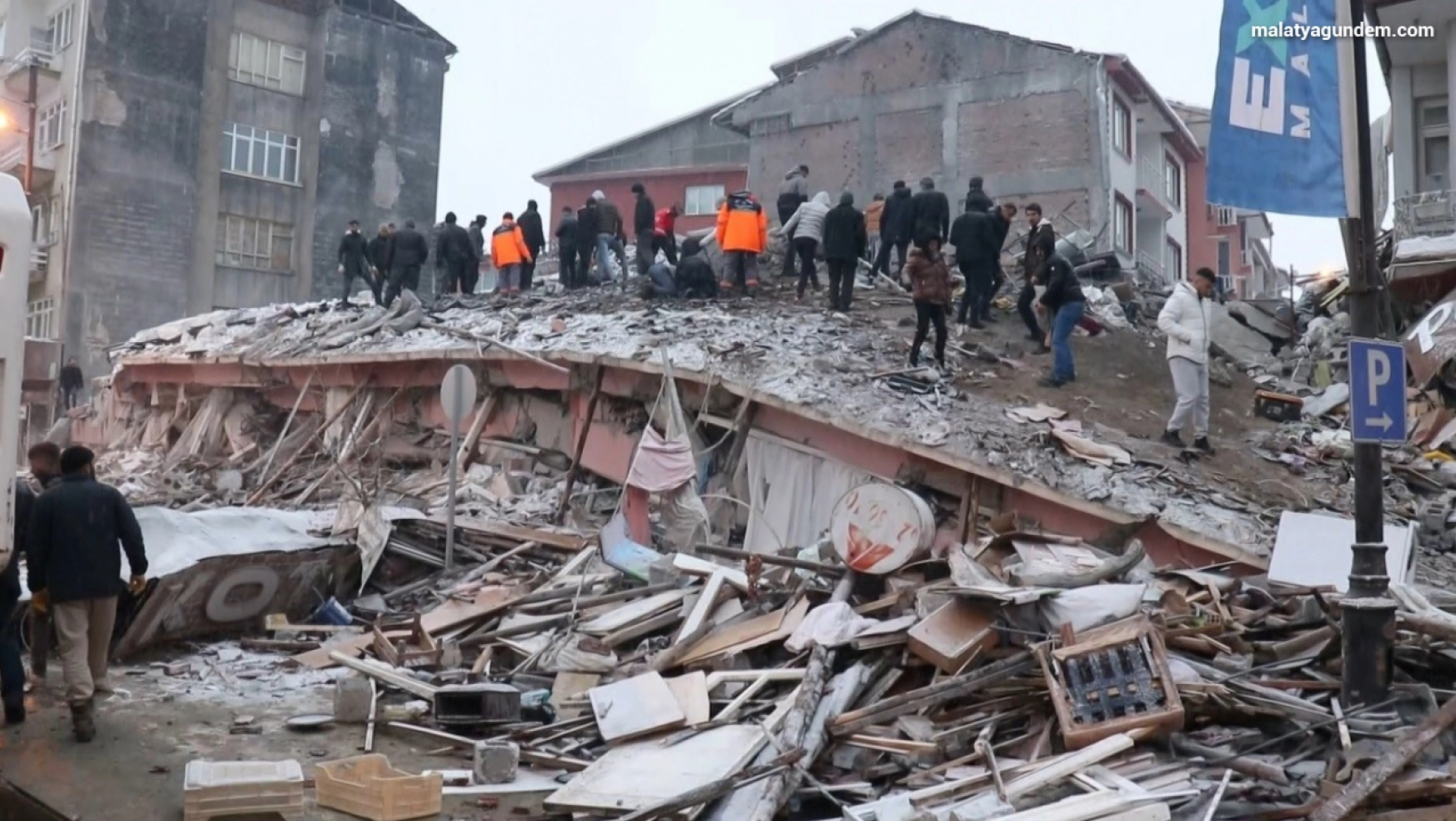 Malatya'da 140'ın üzerinde bina çöktü, onlarca ölü var