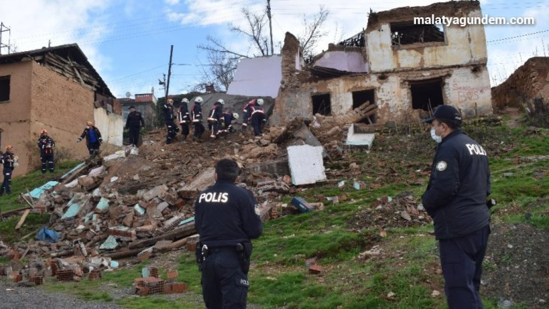 Malatya'da 2 katlı ev çöktü