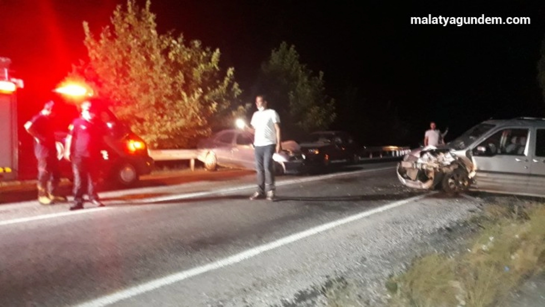 Malatya'da 3 aracın karıştığı kazada 2 kişi yaralandı
