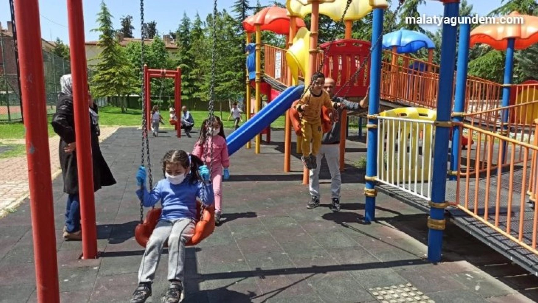 Malatya'da 4 saatlik izinde çocuklar parklara koştu