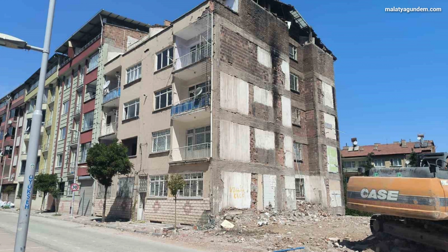 Malatya'da acil yıkılacak evlerin yıkımı sürüyor