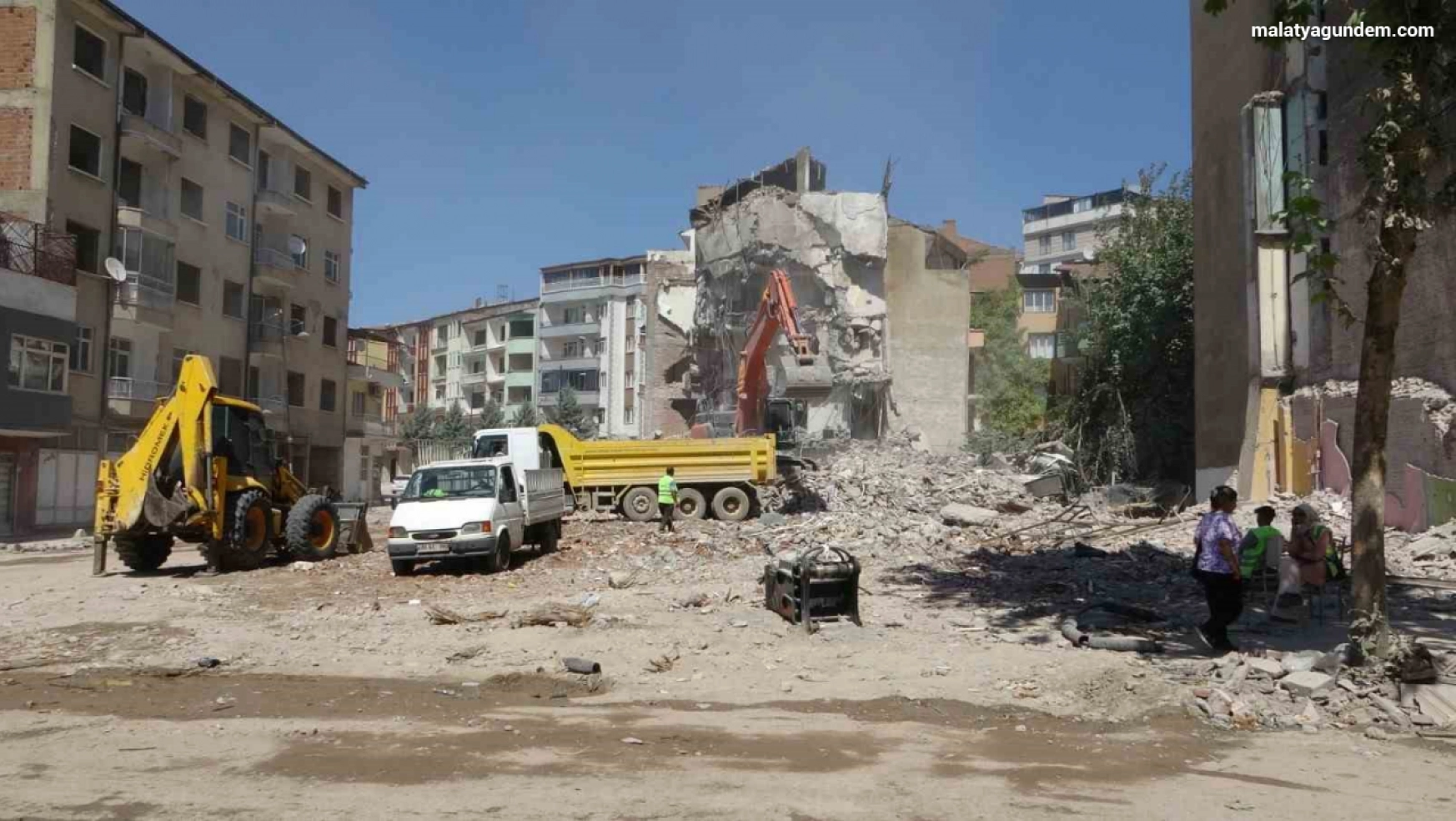 Malatya'da ağır hasarlı binanın kontrollü yıkımında göçük: 1 yaralı