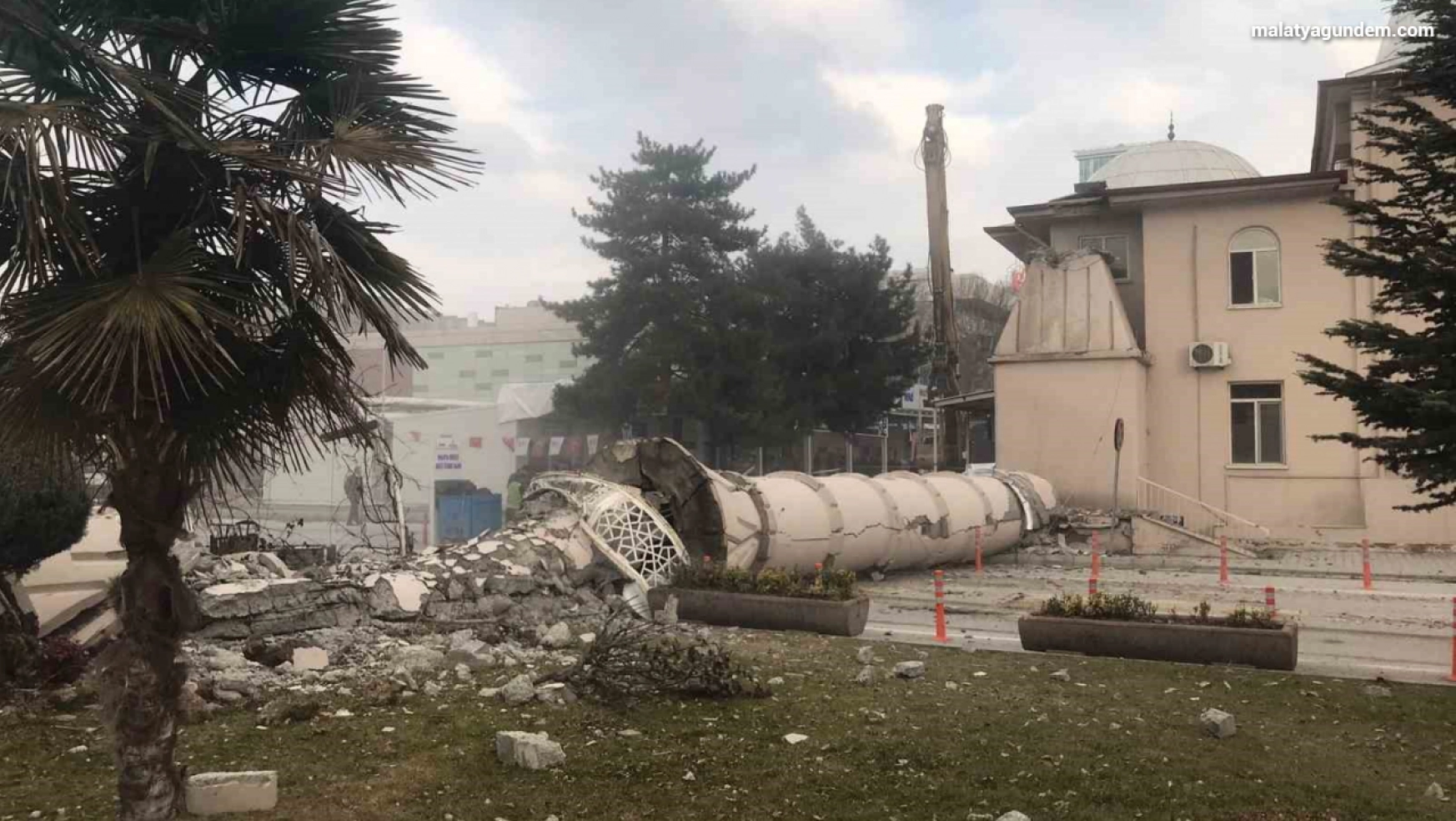 Malatya'da ağır hasarlı yapılar yıkılıyor