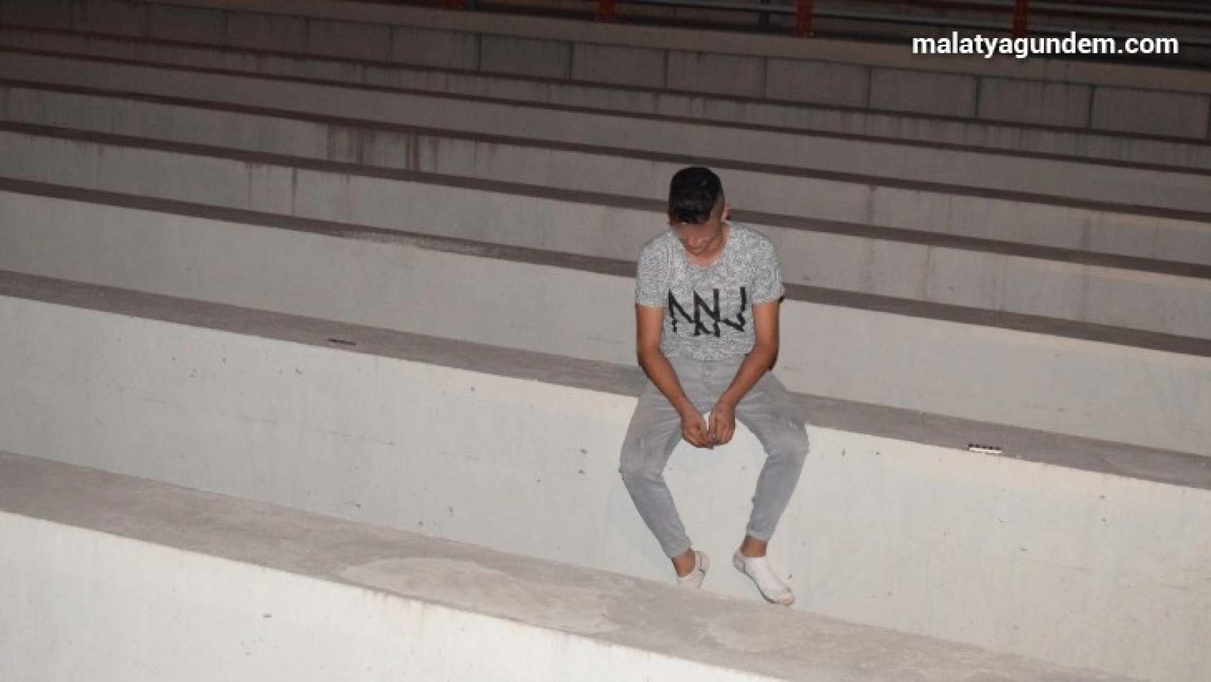 Malatya'da alt geçitteki intihar girişimini polis engelledi