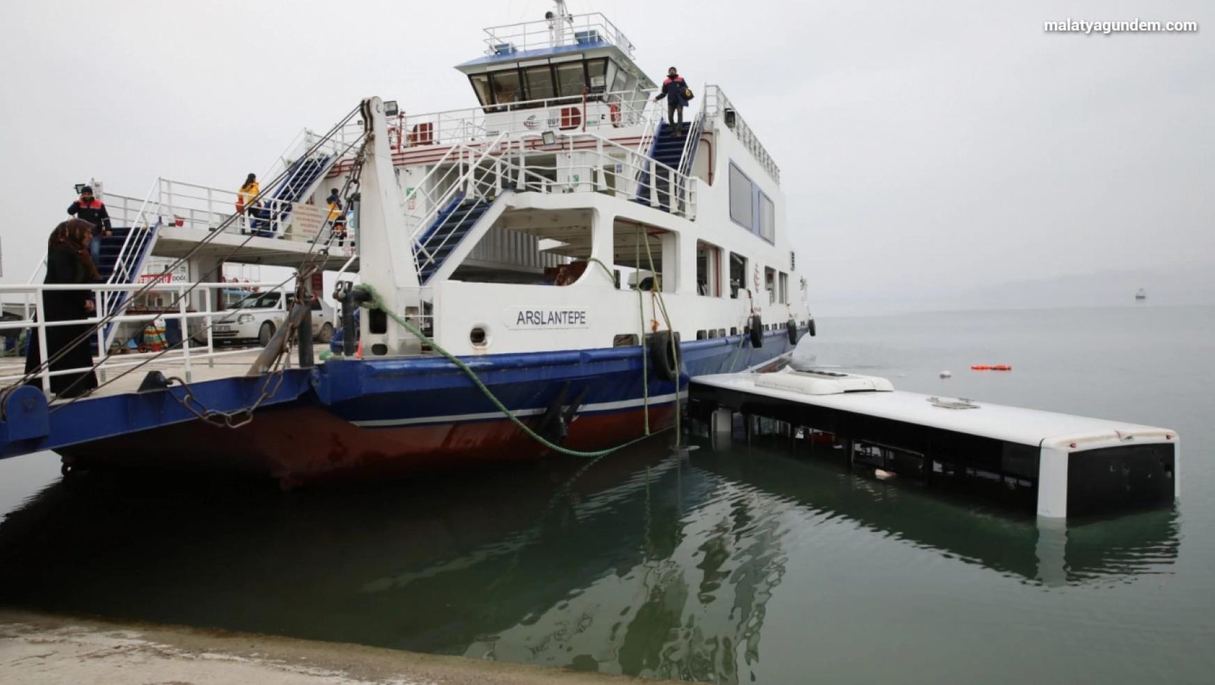Malatya'da belediye otobüsü baraj gölüne uçtu: 3 yaralı