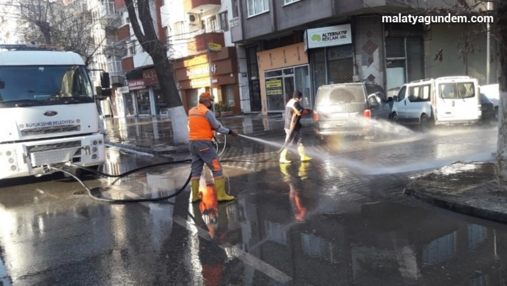 Malatya'da cadde ve kaldırımları yıkanıyor