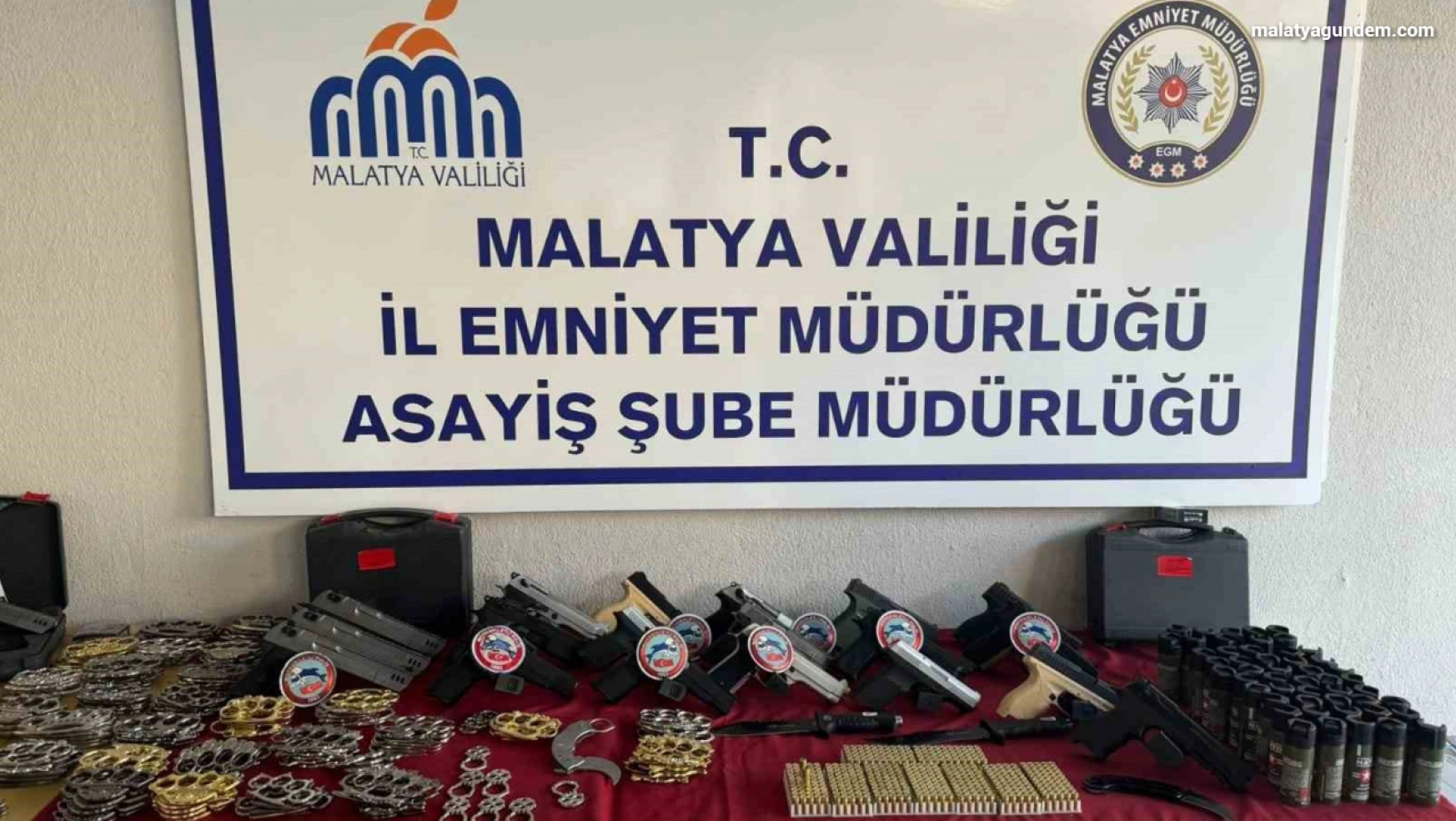 Malatya'da çok sayıda silah ve bıçak ele geçirildi