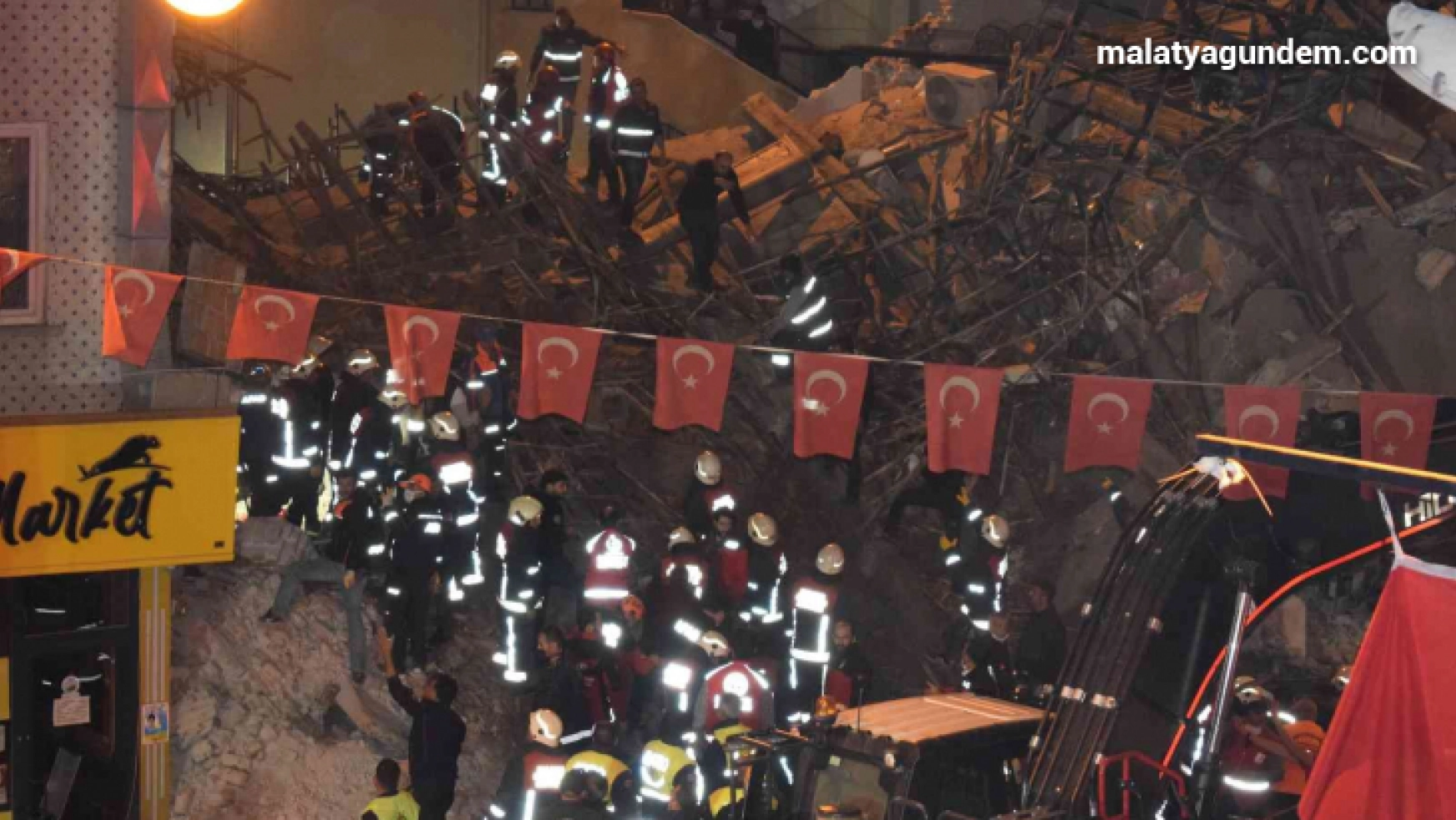 Malatya'da çöken binadan 14 kişi yaralı olarak kurtarıldı