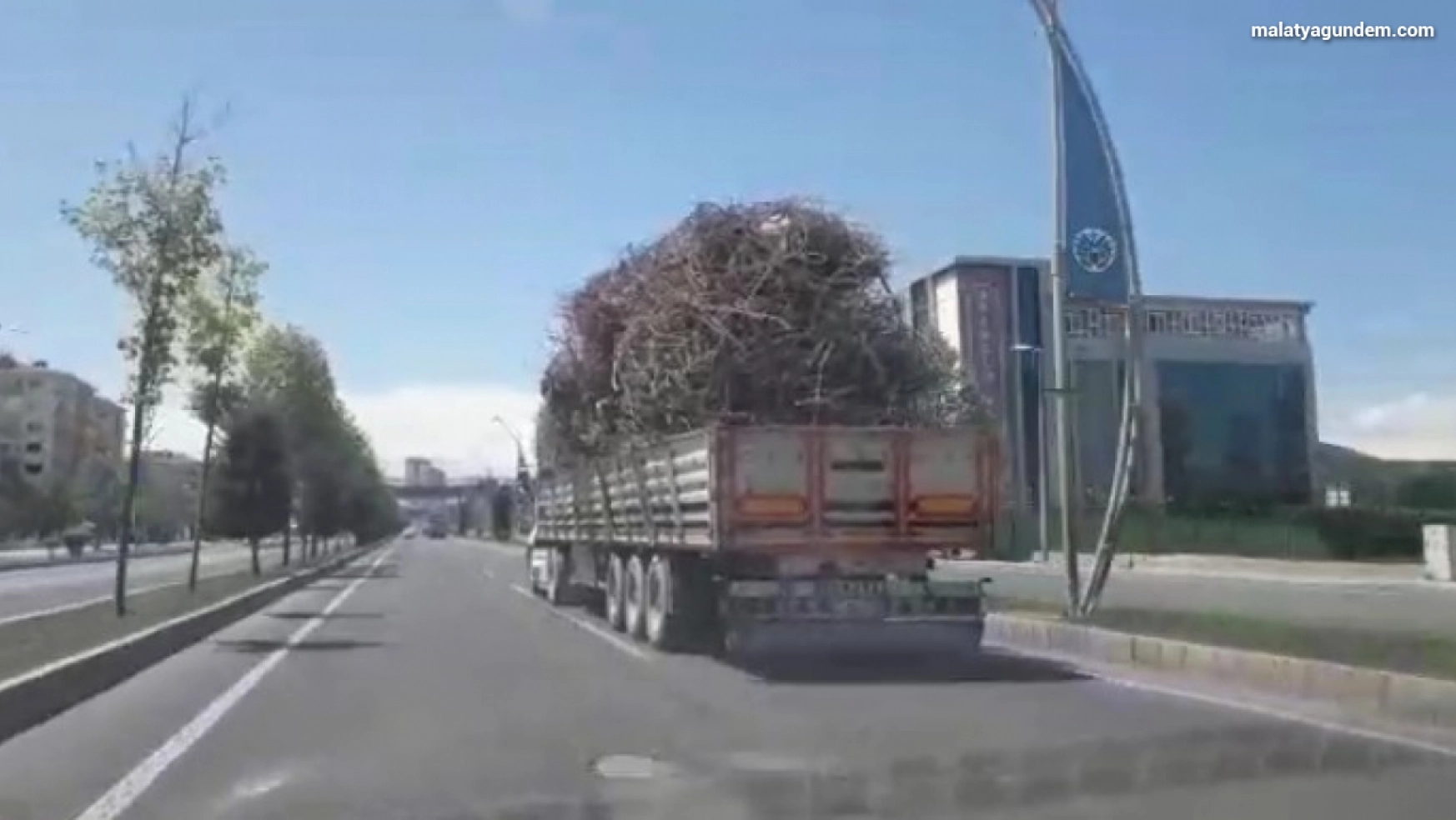 Malatya'da demir yüklü kamyonun tehlikeli yolculuğu