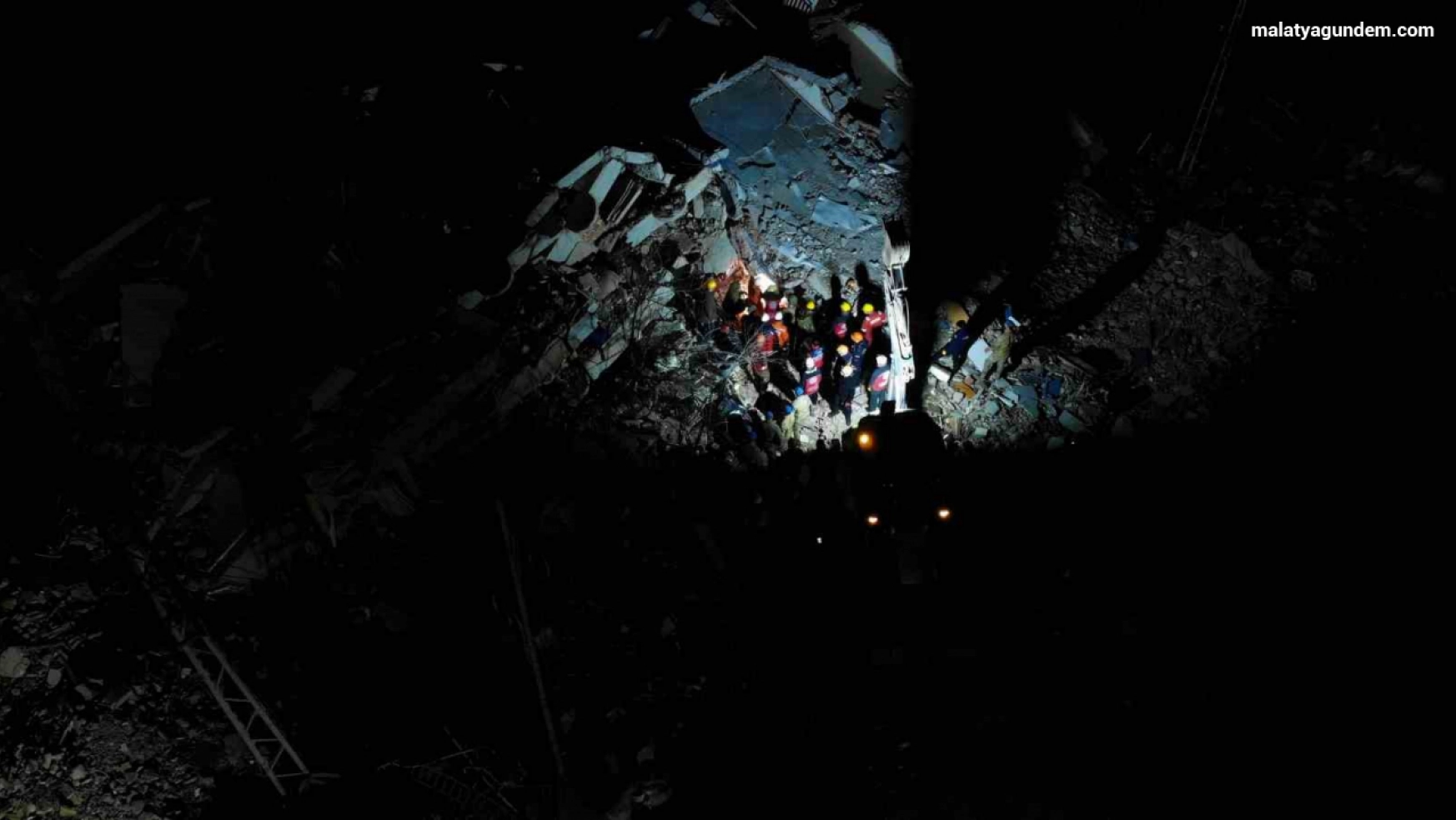 Malatya'da ekiplerin akşam karanlığında çalışması havadan görüntülendi