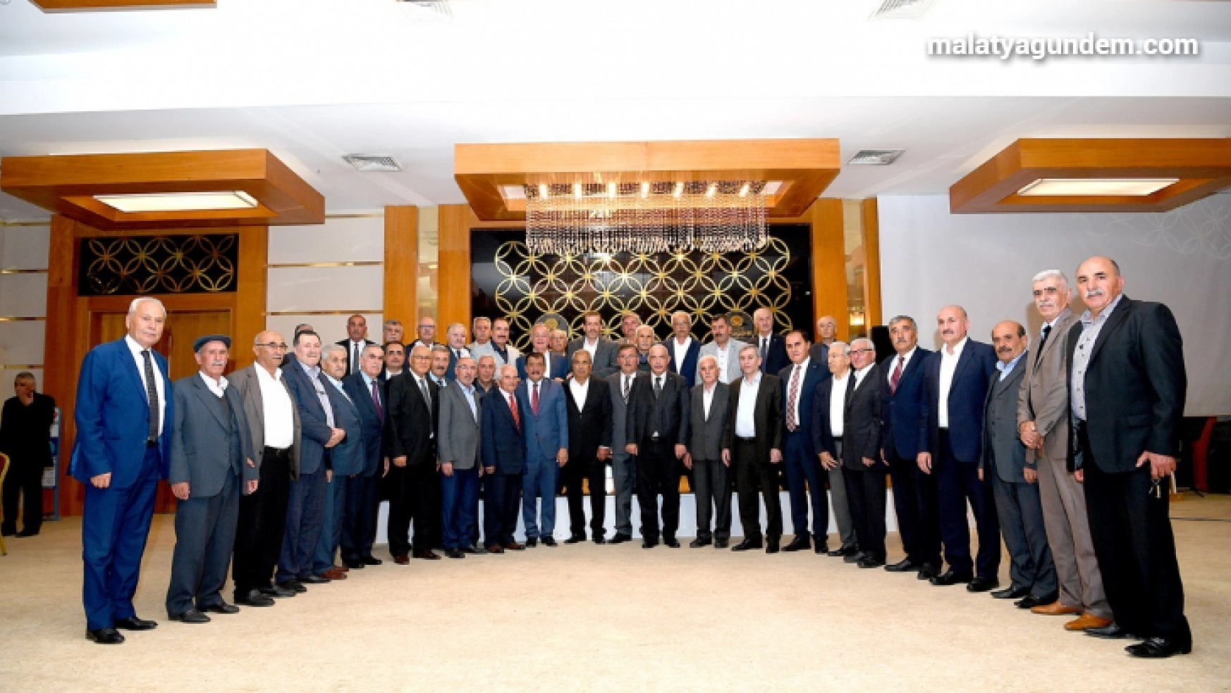 Eski ve yeni belediye başkanları iftar sofrasında buluştu
