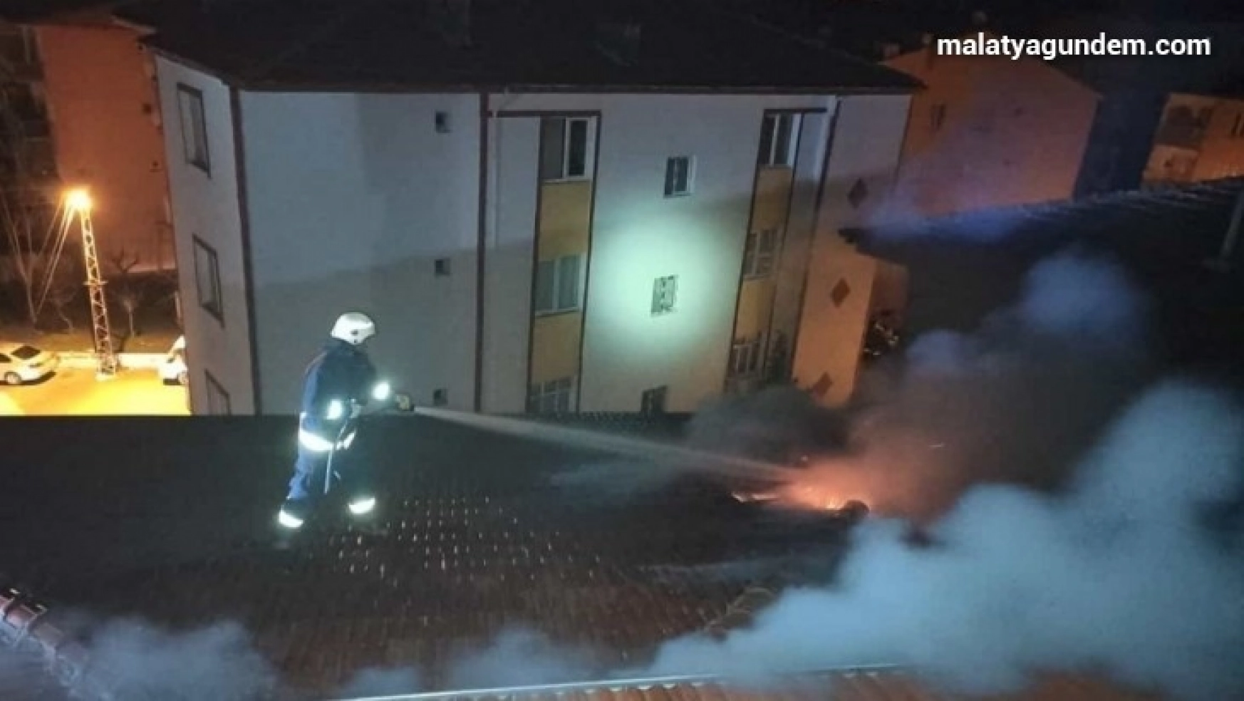 Malatya'da ev ve çatı yangını korkuttu