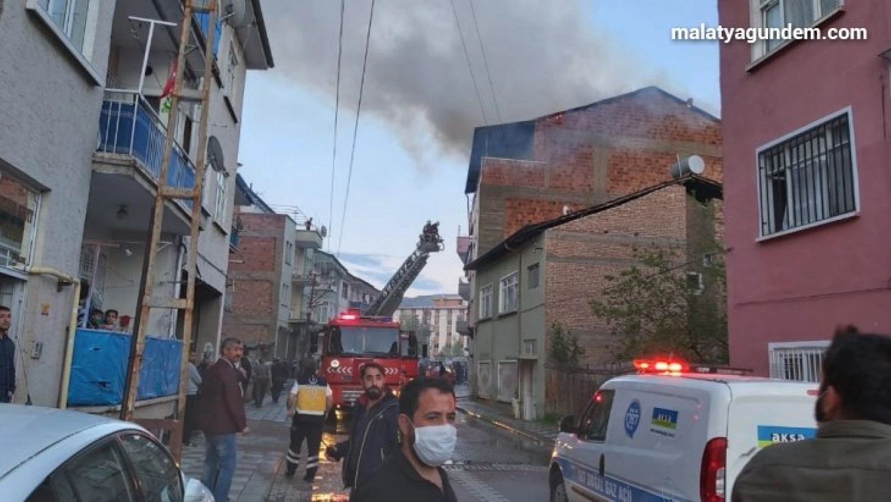 Korkutan ev yangını: 1 kişi dumandan etkilendi
