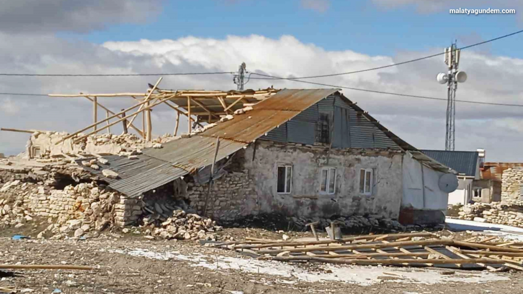 Malatya'da fırtına evlerin çatısını uçurdu
