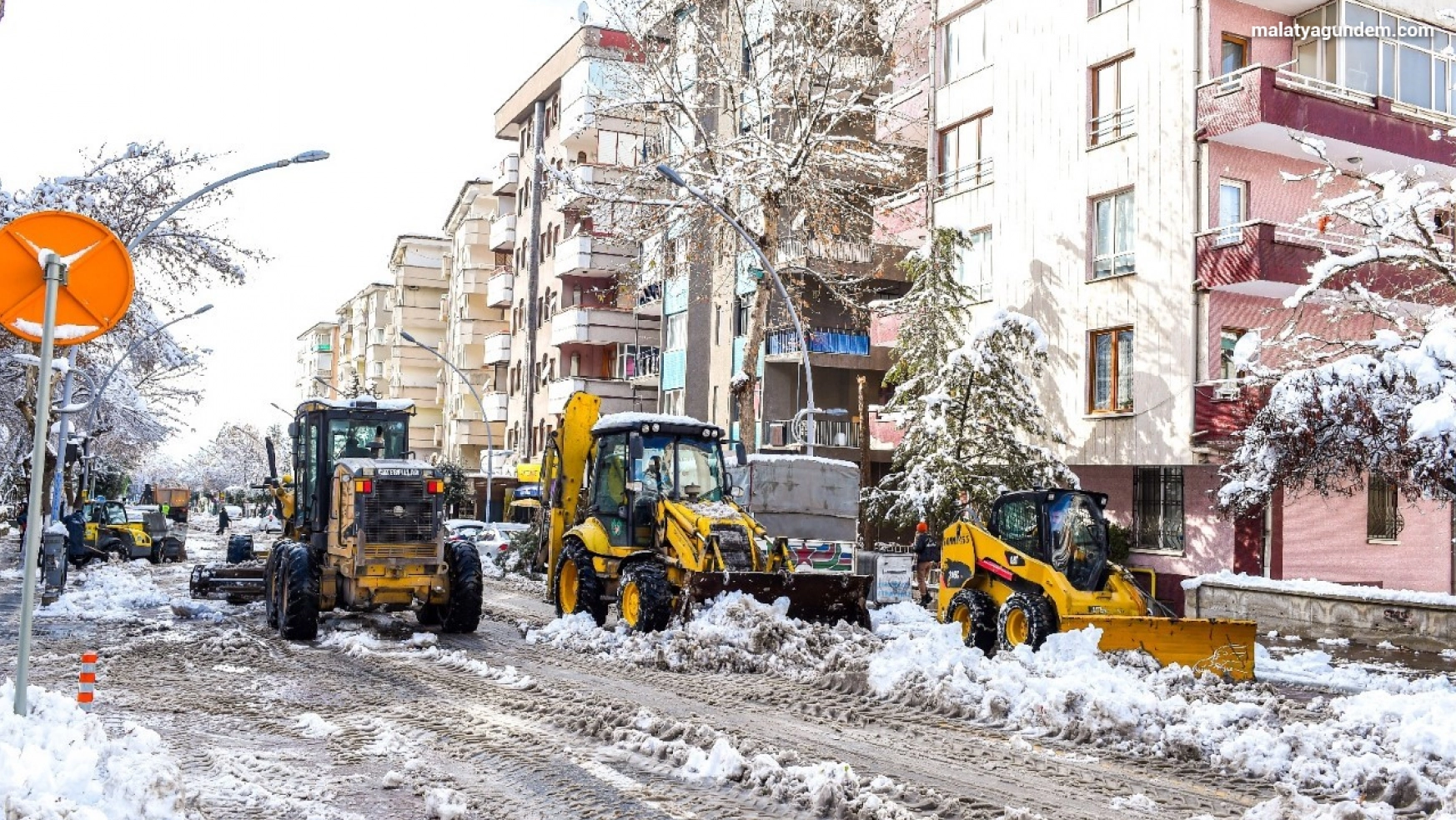 Malatya'da kardan kapanan yollar yeniden ulaşıma açılıyor