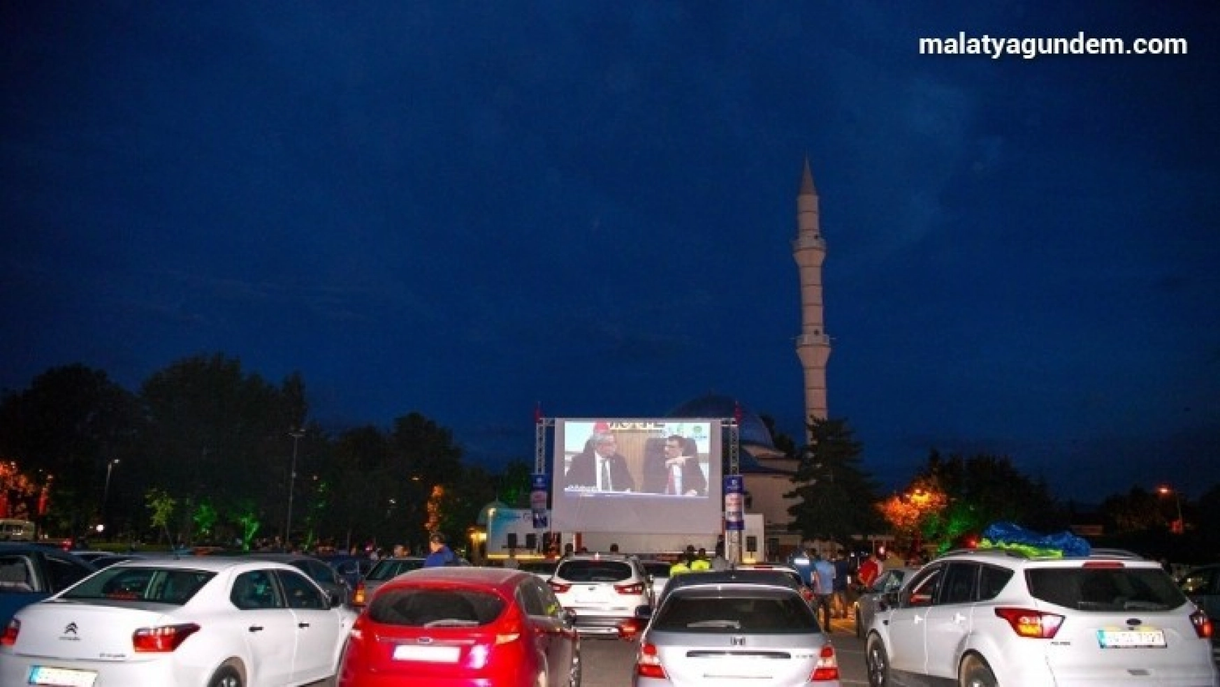 Malatya'da korona virüs günlerinde otomobilde sinema keyfi