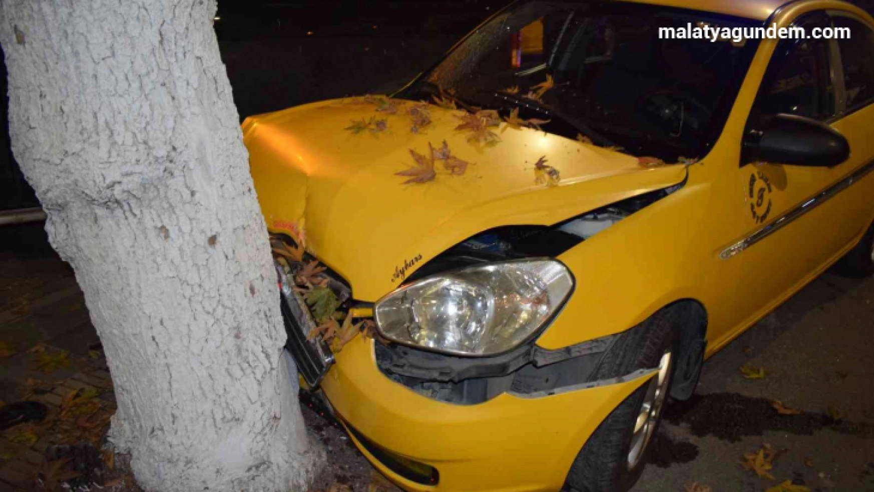 Malatya'da minibüsün çarptığı ticari araç hurdaya döndü: 1 yaralı
