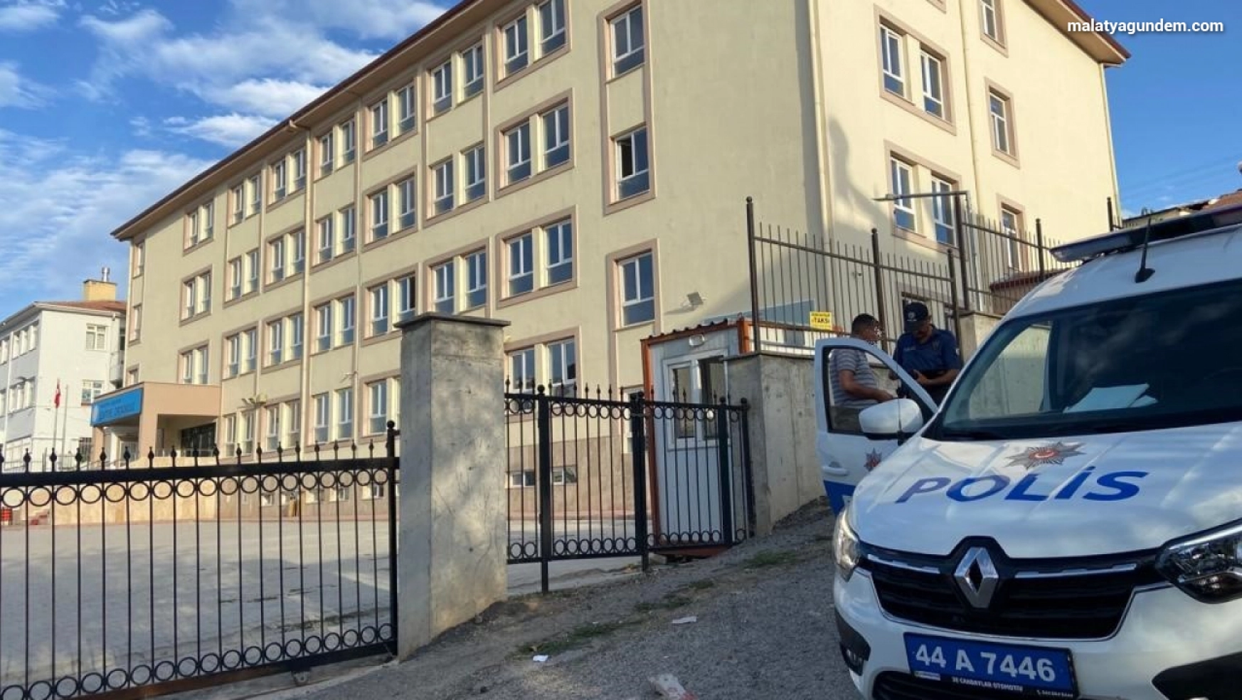 Malatya'da polis ekipleri okul önlerinde denetim yaptı