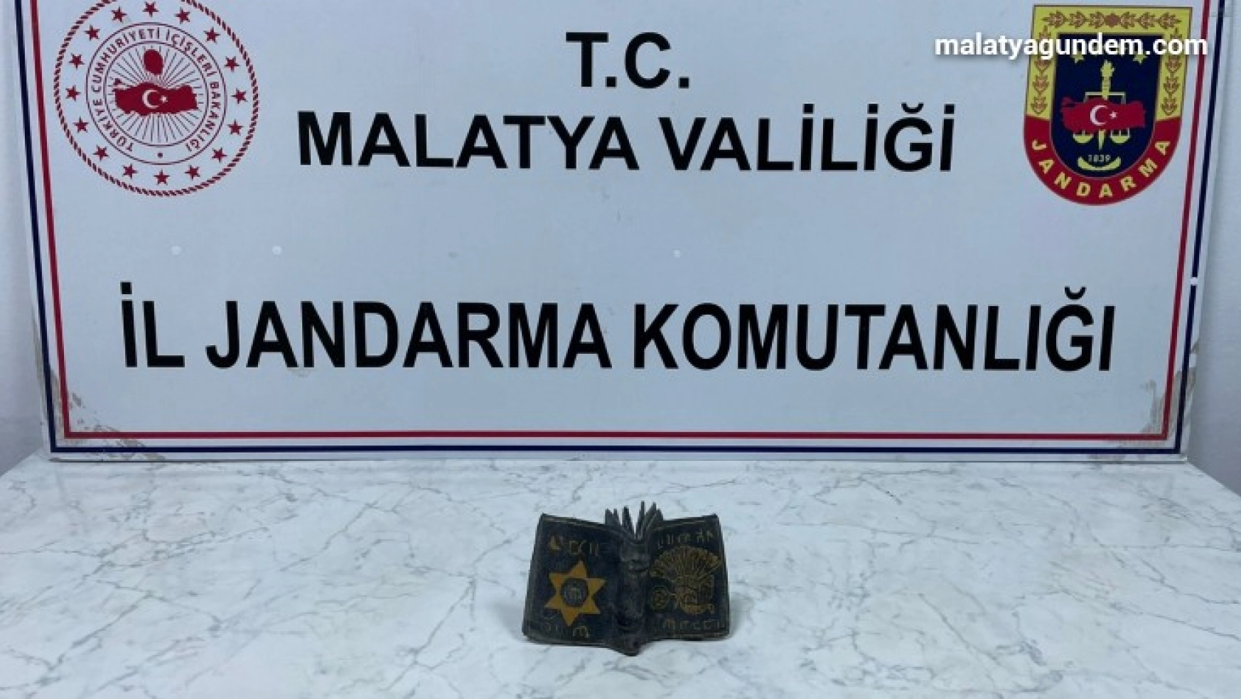 Malatya'da deri kaplama altın yaldızlı kitap ele geçirildi