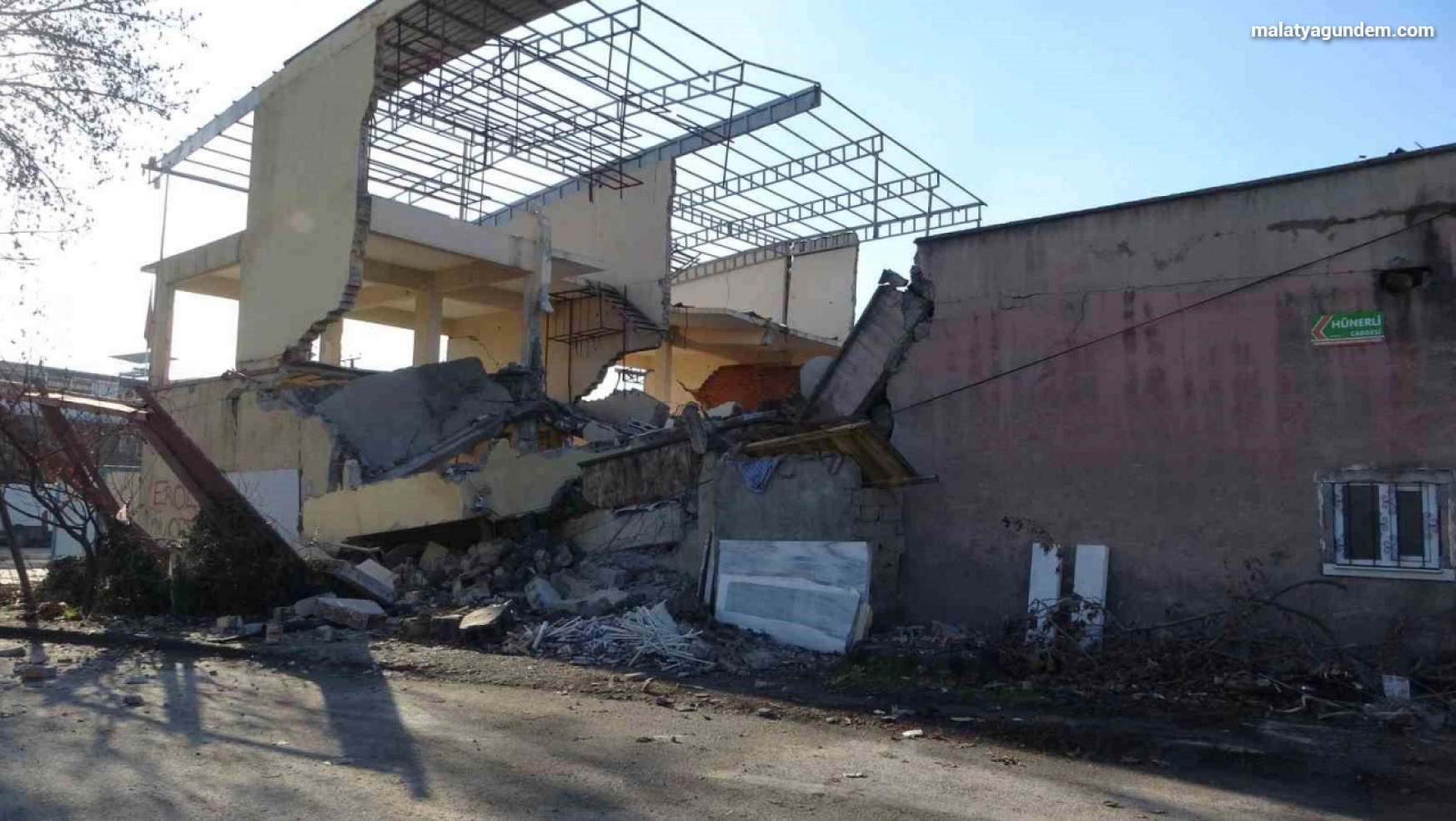 Malatya'da sanayi sitesinde 6 dükkanın bulunduğu blok çöktü