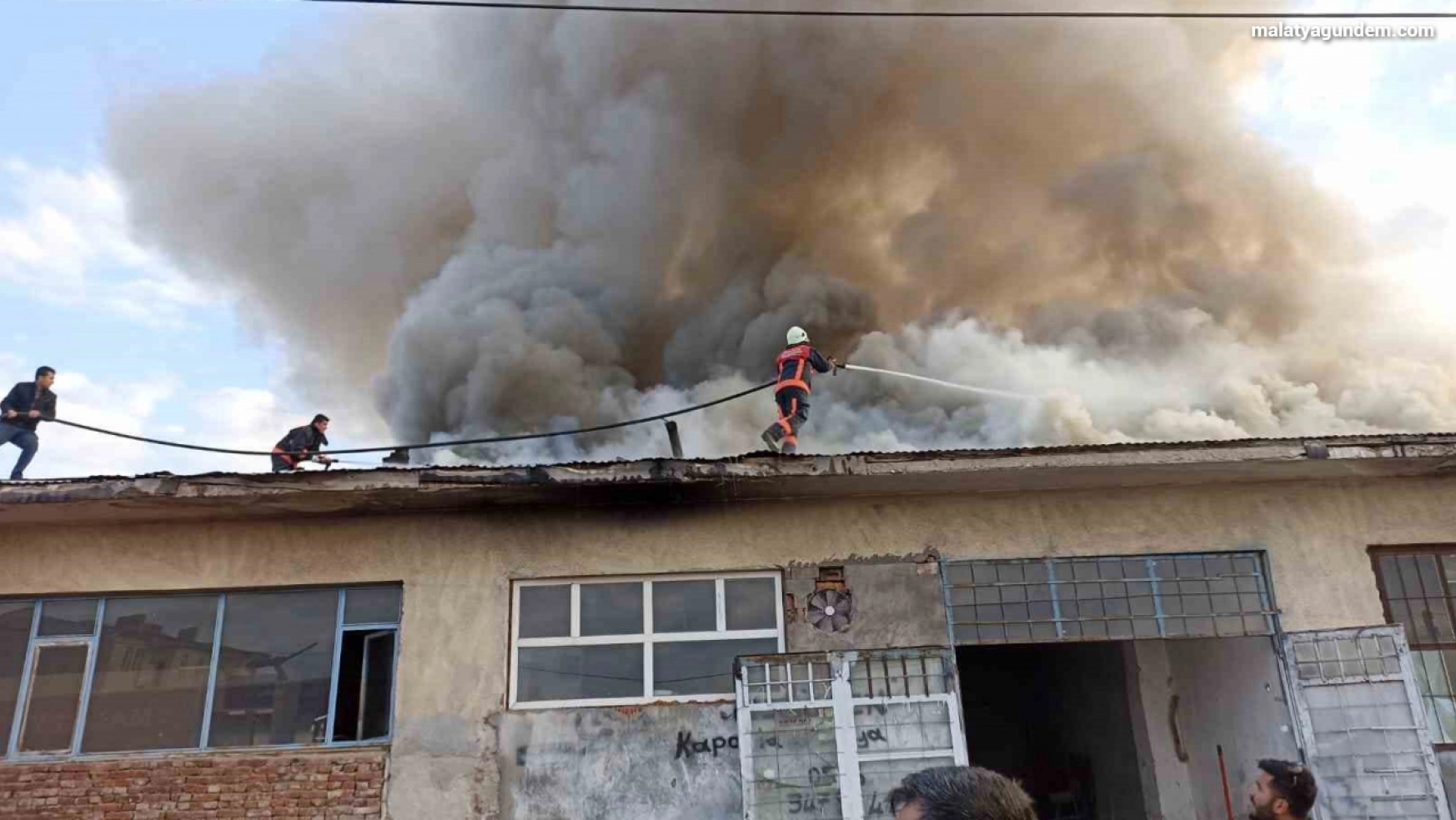 Malatya'da sanayi sitesinde korkutan yangın