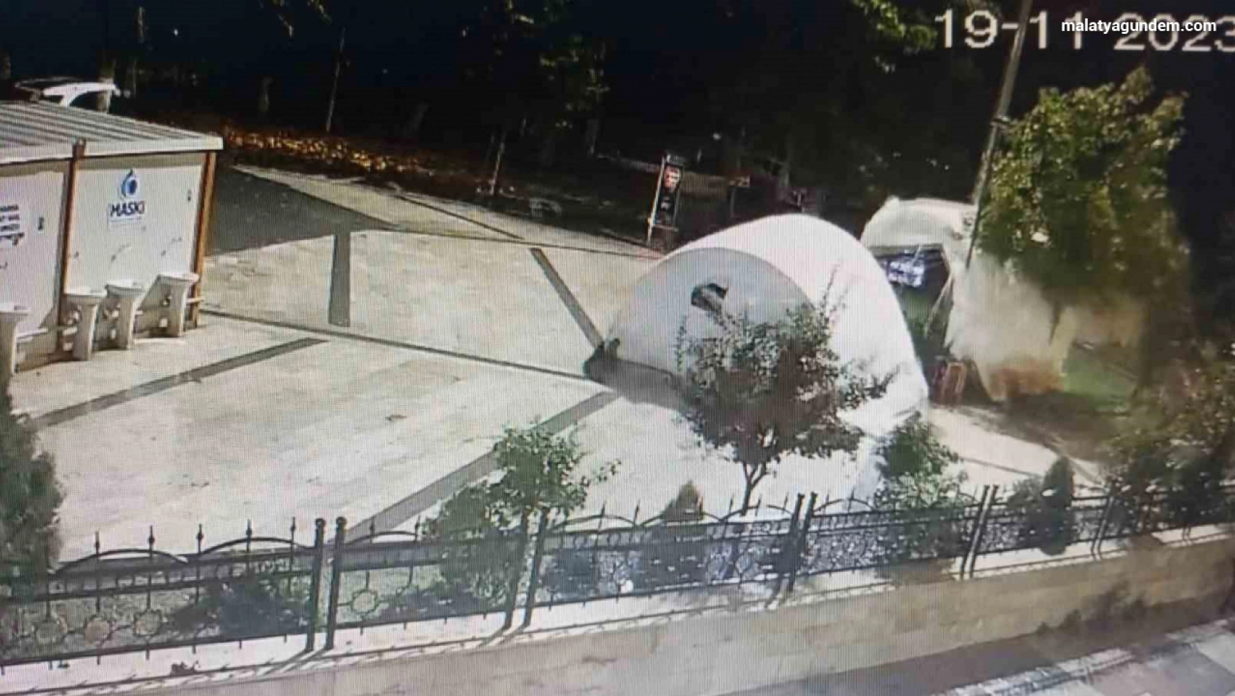 Malatya'da şiddetli fırtına çadırları uçurdu