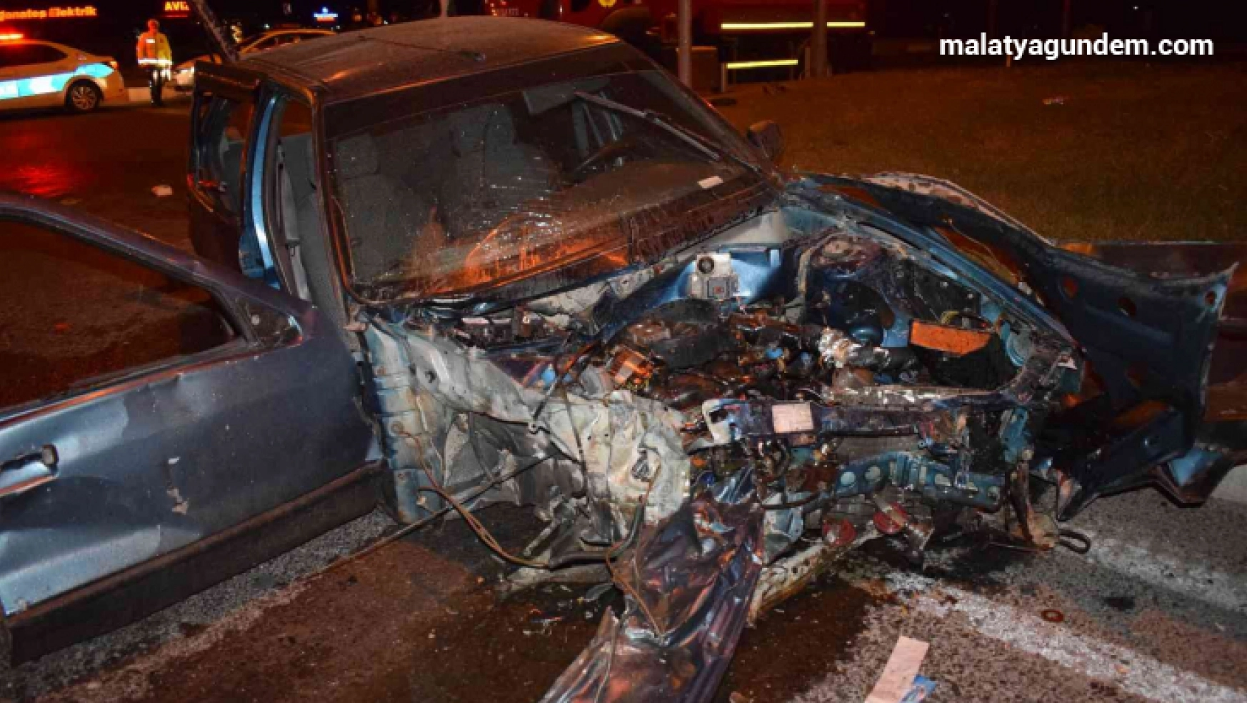 Malatya'da tır otomobili biçti: 1'i ağır 3 yaralı