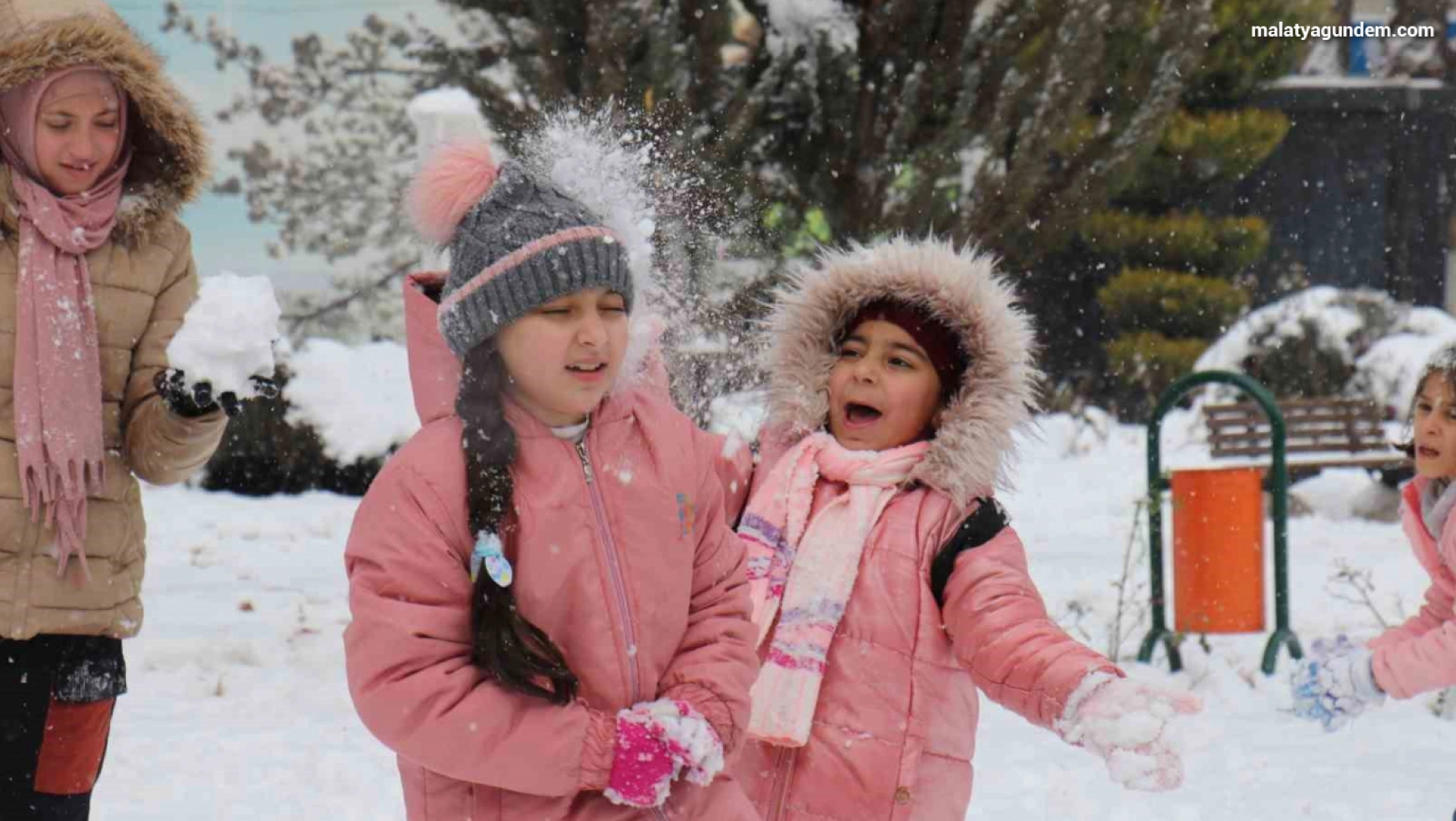 Malatya'da vatandaşın kar sevinci