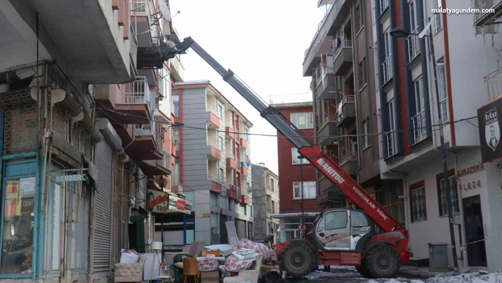 Malatya'da vatandaşlar hasarlı binalardan eşyalarını taşımaya başladı