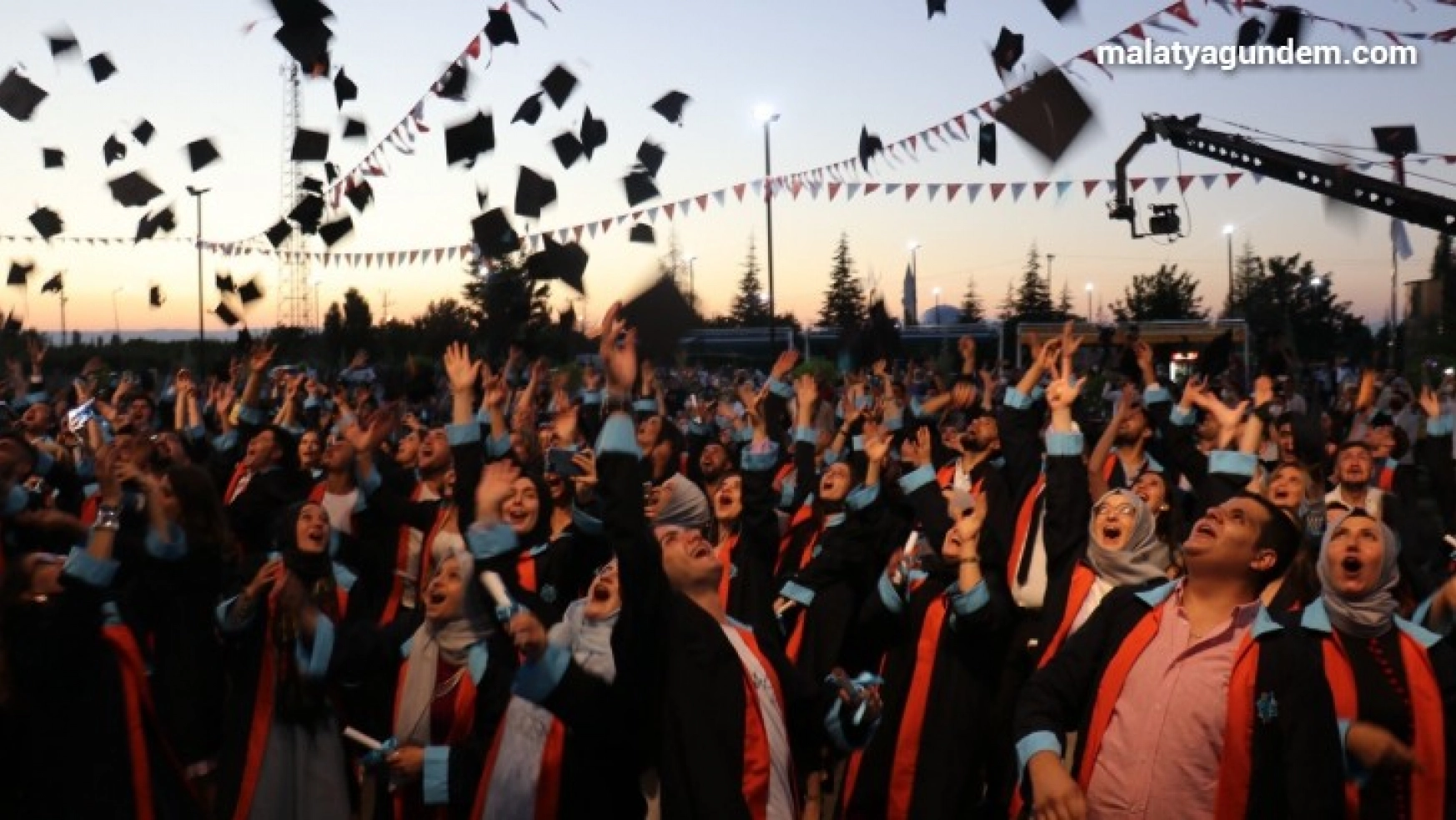 Malatya Turgut Özal Üniversitesi'nde mezuniyet coşkusu