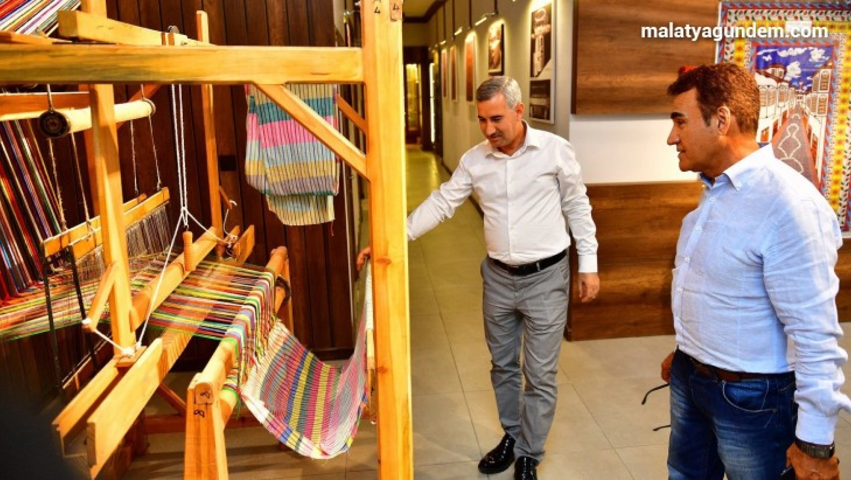 Türk Halk Müziği sanatçısı Selahattin Alpay, Tekstil Müzesi'ni gezdi