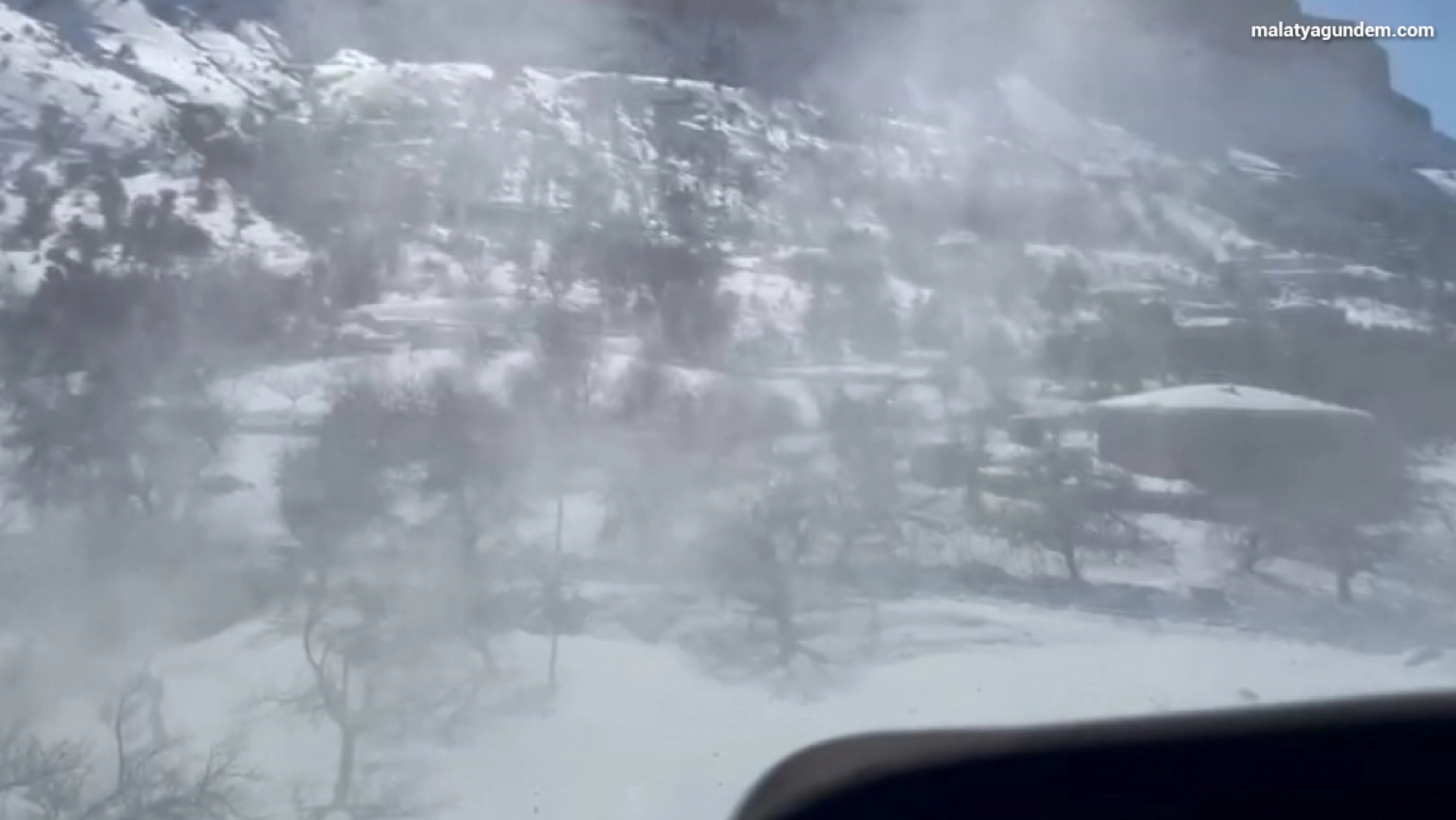 Mehmetçik, deprem nedeniyle ulaşılamayan köylere helikopterle yardım götürüyor
