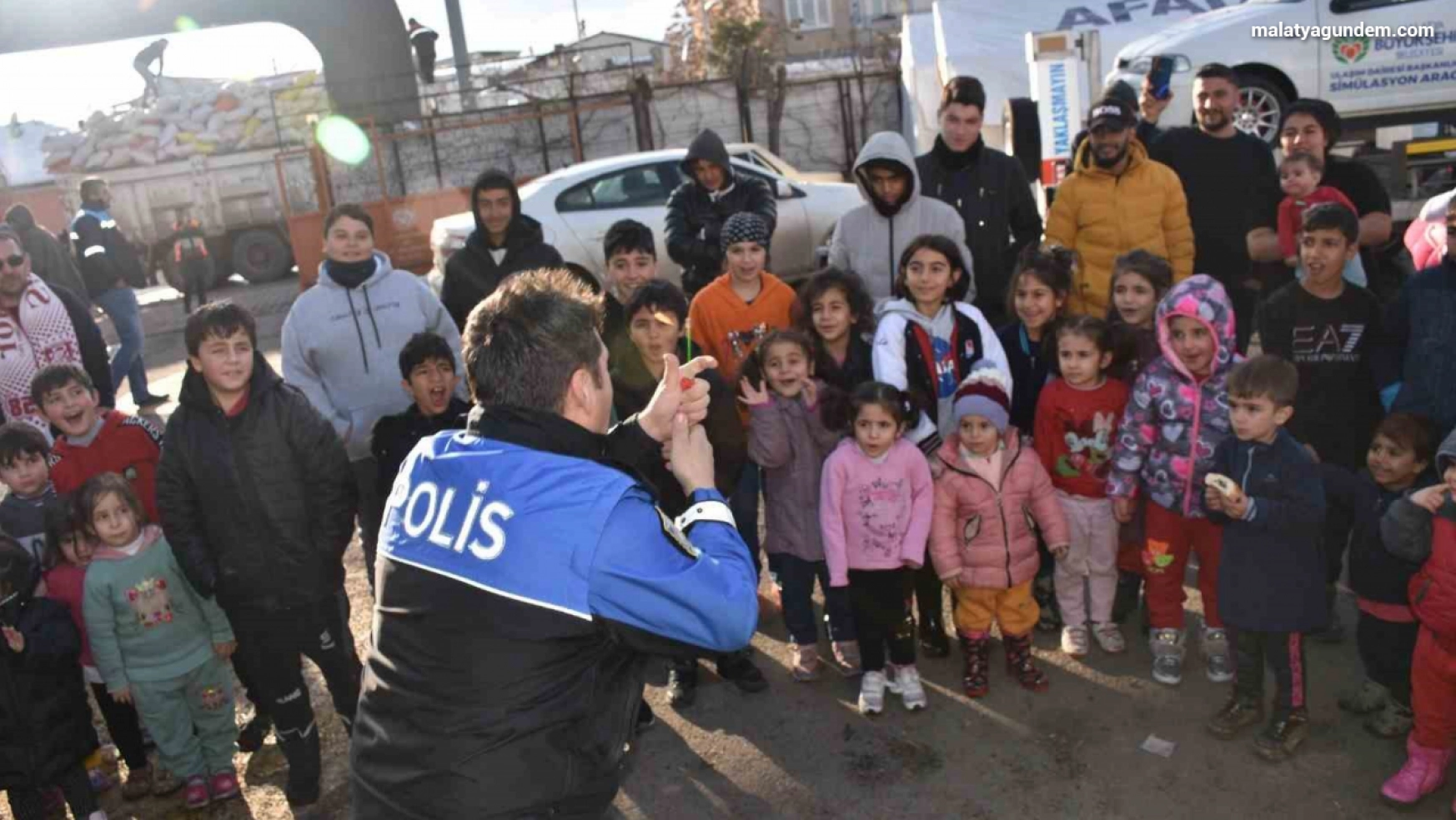 Polisten depremzede çocuklar için etkinlik