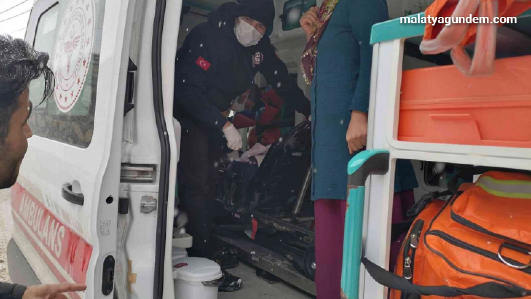 Rabia bebek, 4 saatlik yol açma çalışmasından sonra hastaneye ulaştırıldı