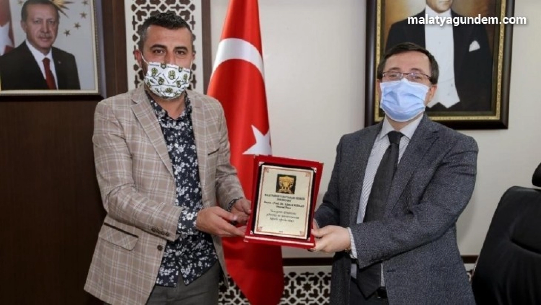 Rektör Kızılay'a Malatyaspor taraftarlarından onursal üyelik