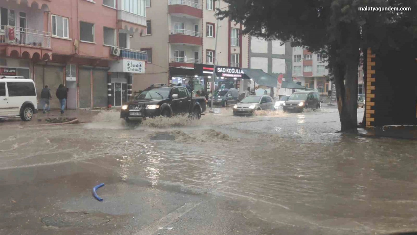 Sağanak yağış Malatya'da sokakları göle çevirdi