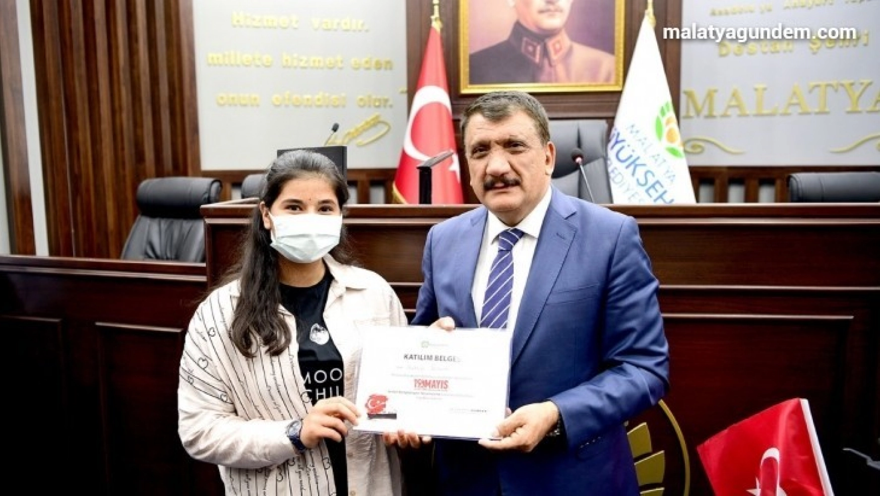 Selahattin Gürkan, dereceye giren öğrencilere ödüllerini verdi