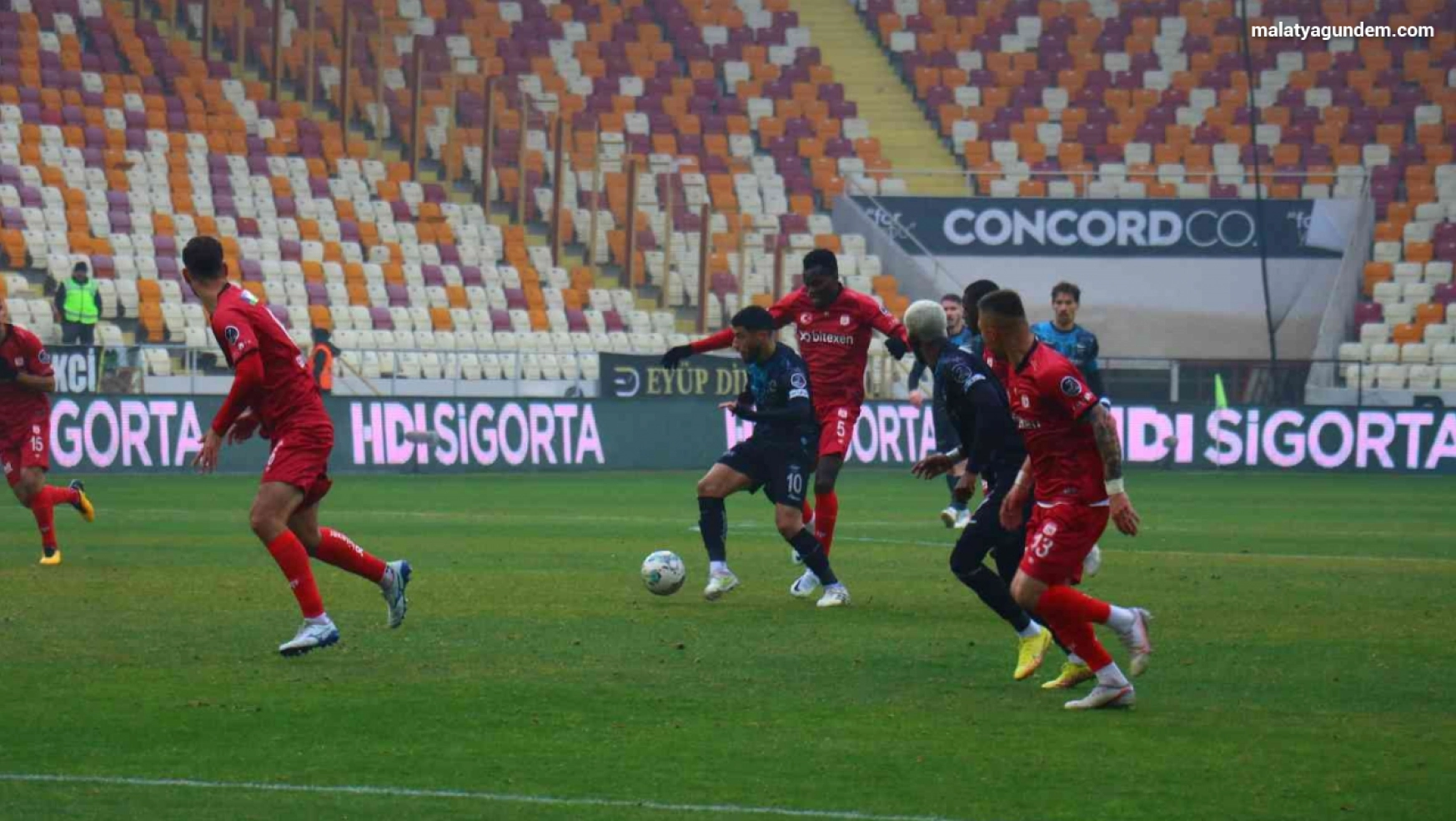 Spor Toto Süper Lig: DG Sivasspor: 0 -  Adana Demirspor: 1 (İlk yarı)