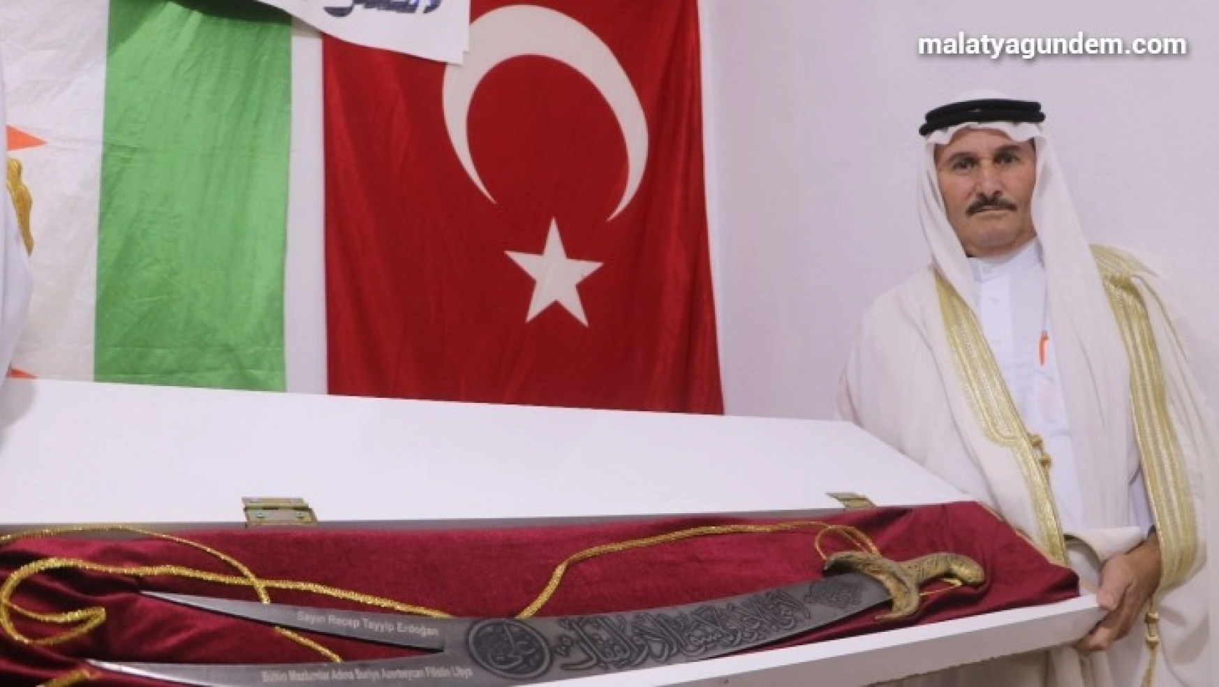 Suriyeli Abraz aşireti, ata yadigarı kılıcı Cumhurbaşkanı Erdoğan'a hediye etmek istiyor