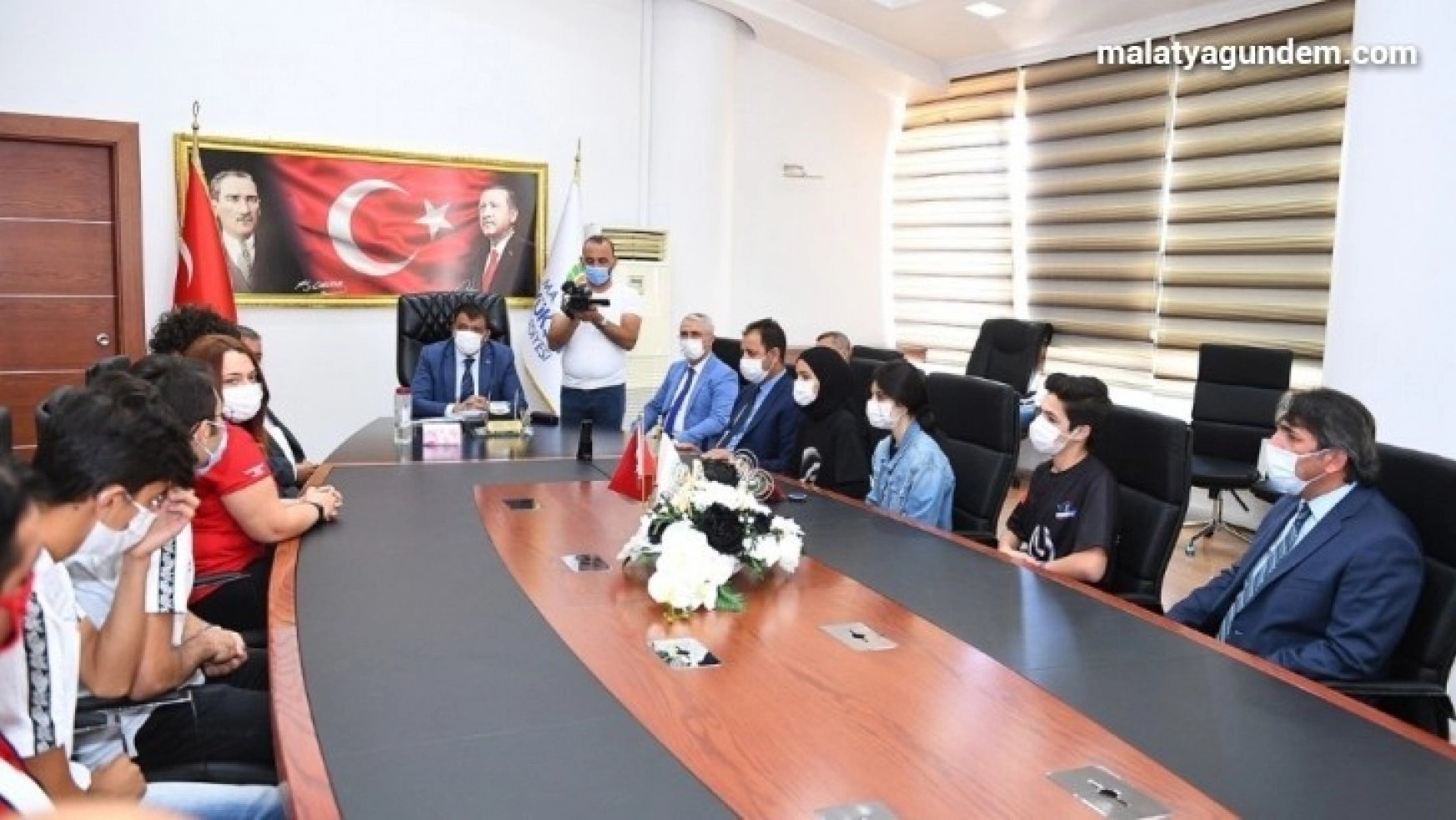 Ödül kazanan öğrencilerden Başkan Gürkan'a ziyaret