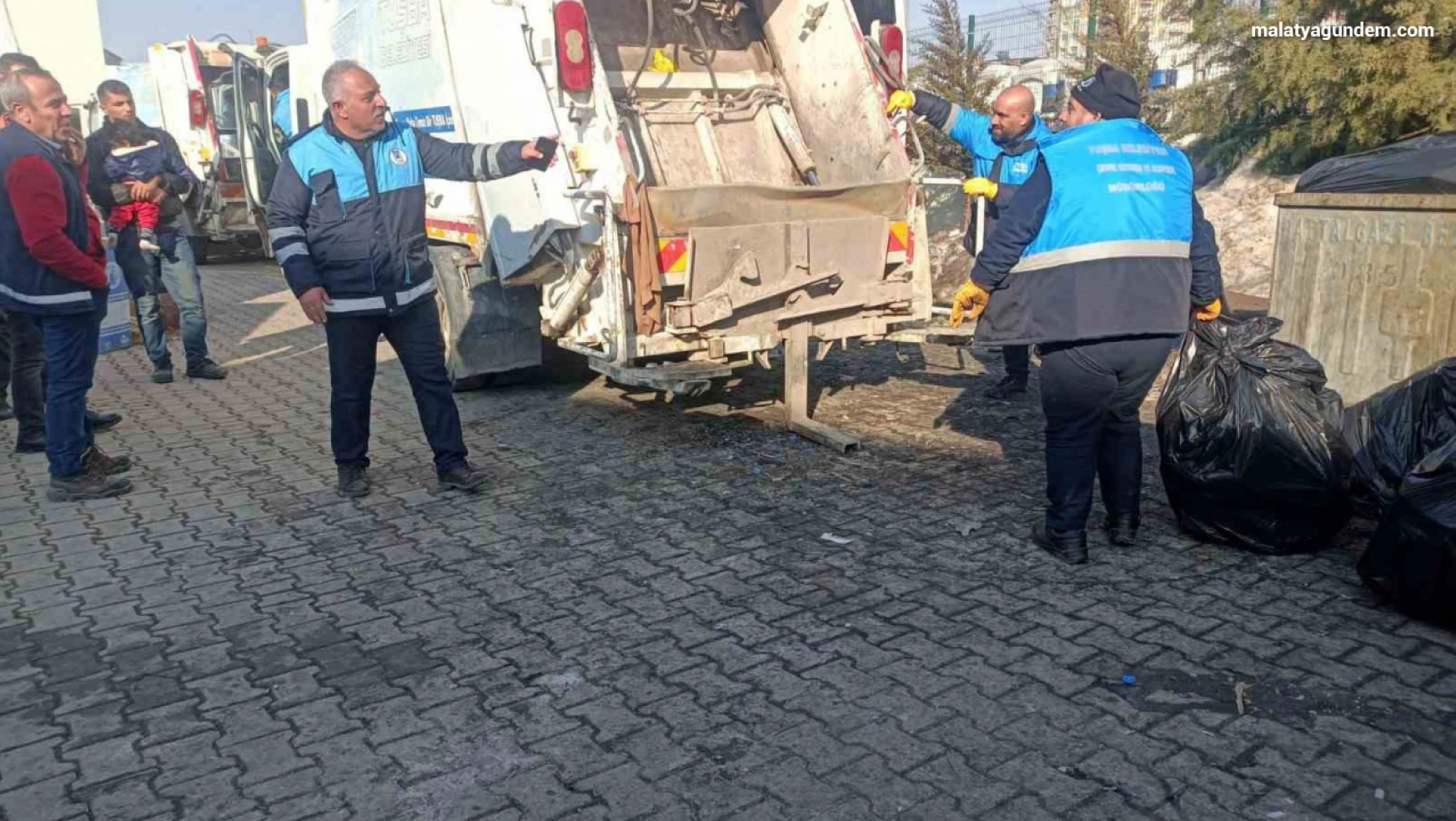Tuşba Belediyesi deprem bölgesinde temizlik çalışması yapıyor