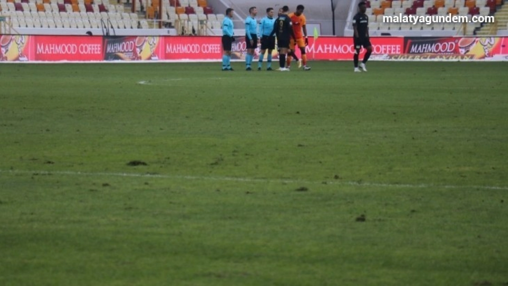 Yeni Malatya Stadı'nın zemini tepki çekti