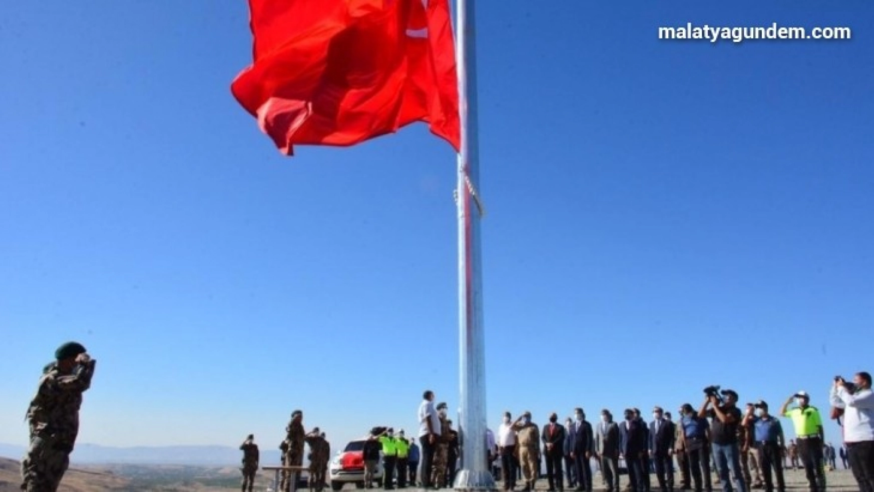Yeni yapılacak Özel Harekat binası için dev Türk bayrağı