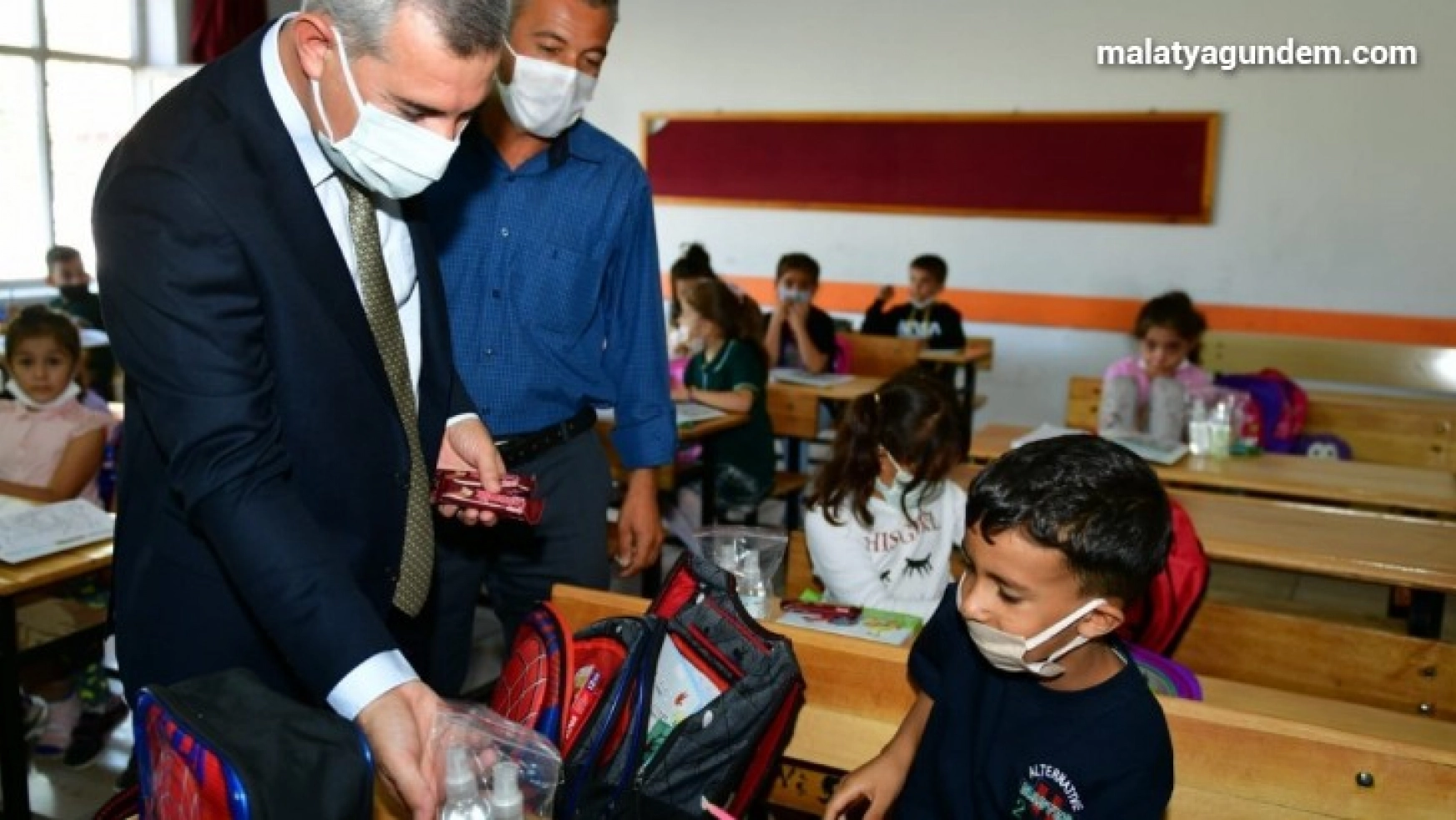 Başkan Çınar, okulları ziyaret edip, öğrencilerle buluştu