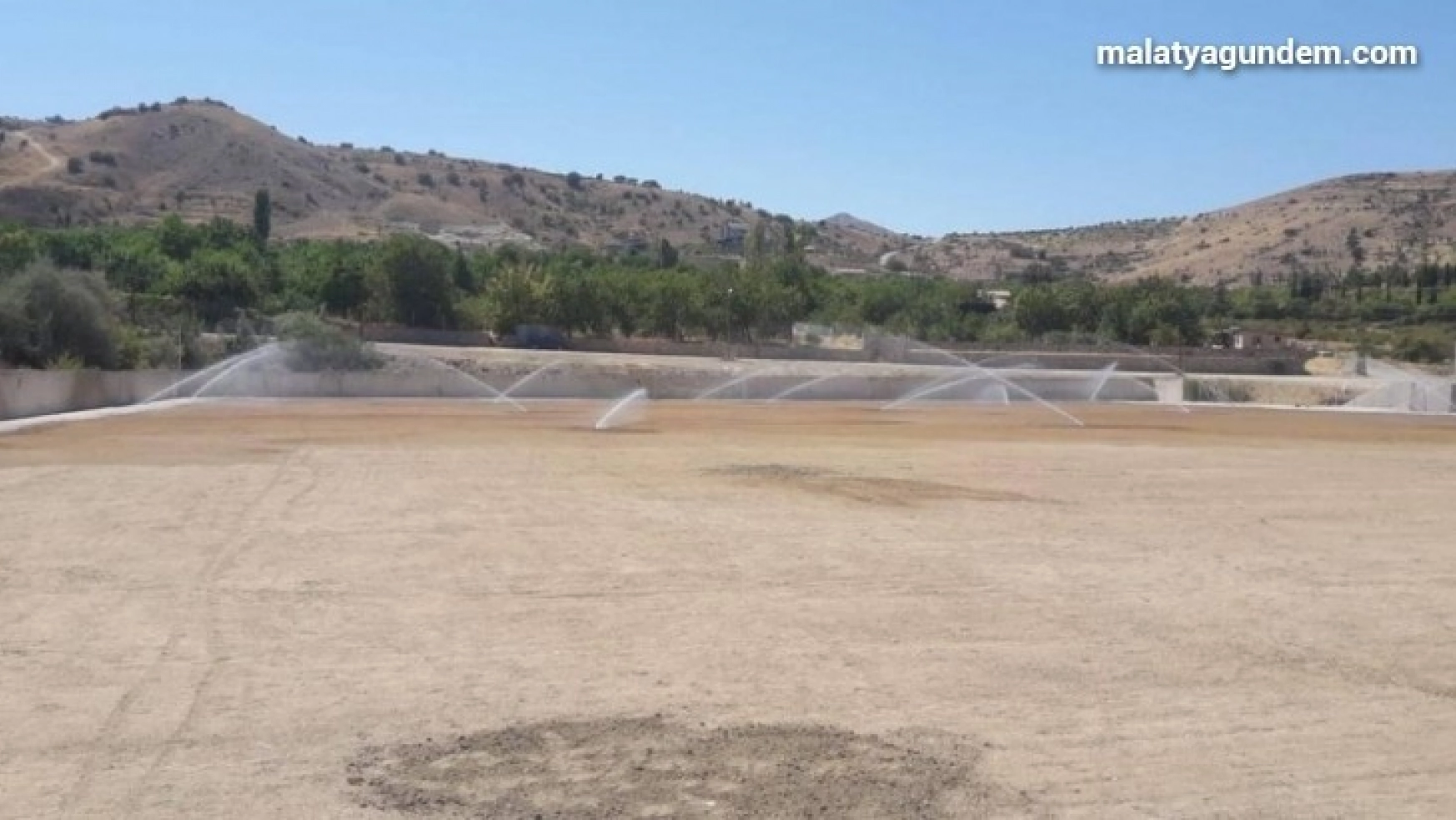 Yeşilyurt Belediyespor'un yeni stadında çim serim yapıldı