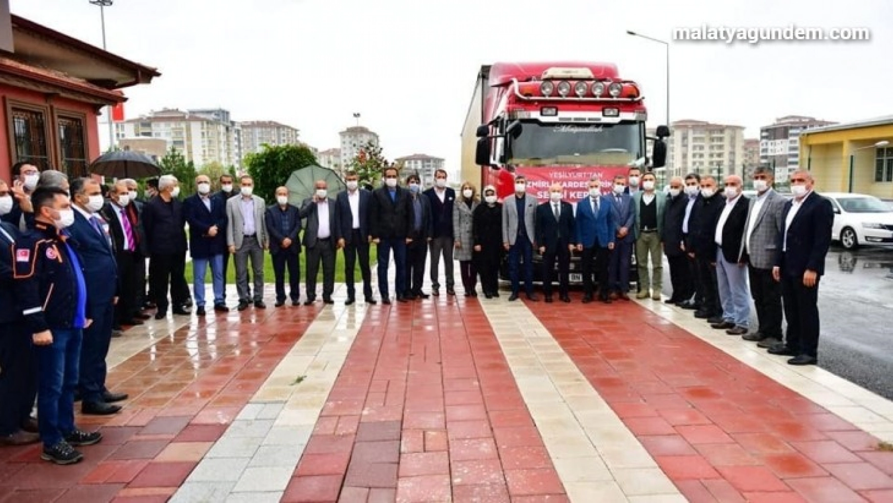 Yeşilyurt'tan İzmir'e 10 ton gıda ve 500 battaniye desteği