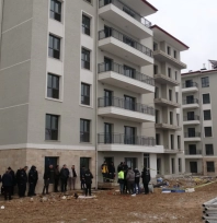 Balkondan atlayan şahıs hayatını kaybetti