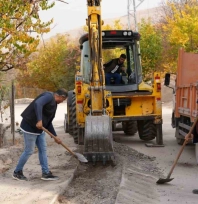 Battalgazi Belediyesi Çamurlu Mahallesi'nde asfalt yama çalışması yaptı
