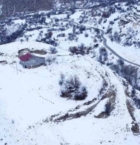 Beyaza bürünen 2 bin rakımdaki mahalleler havadan görüntülendi